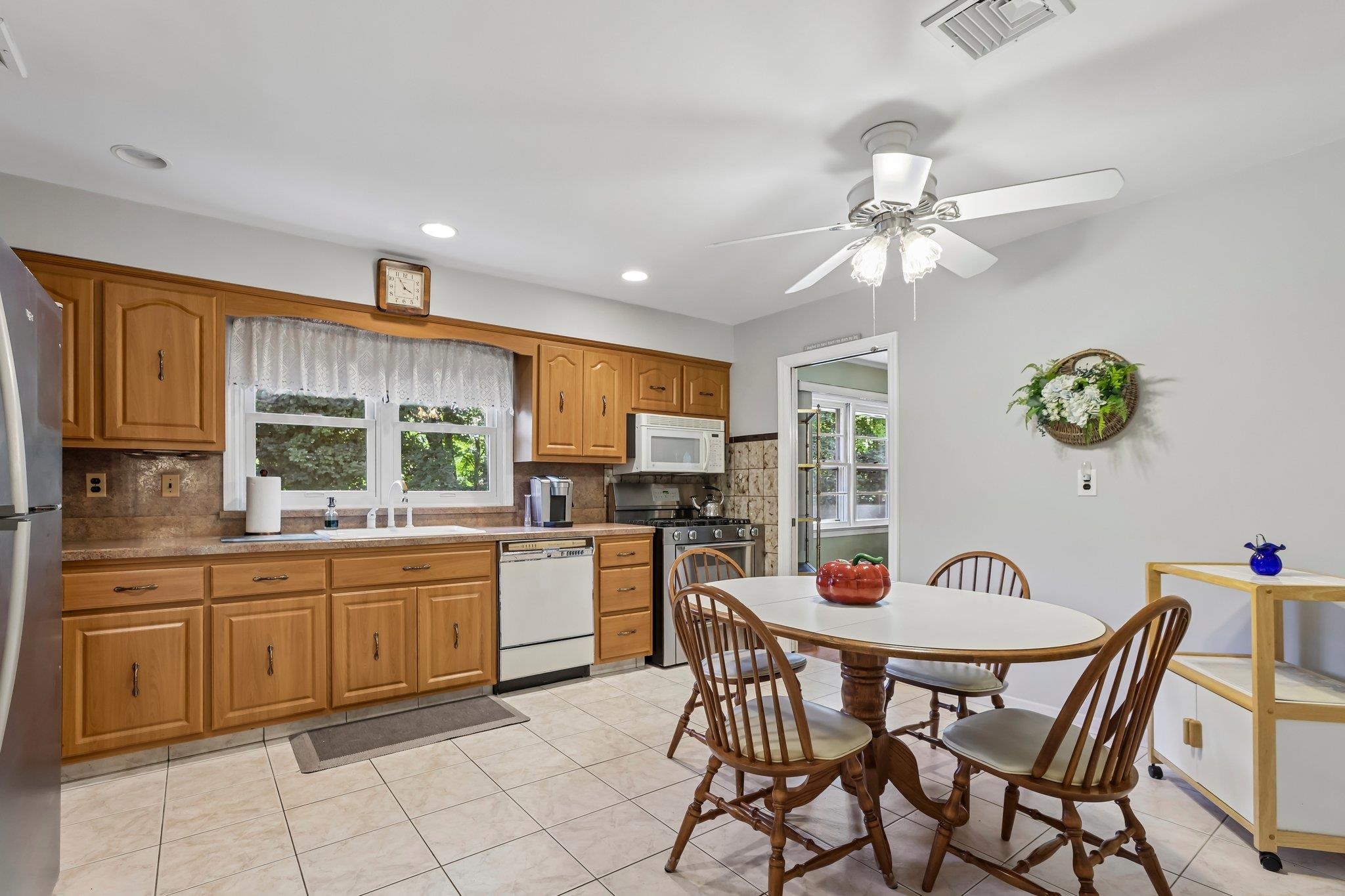 270 MIDWOOD RD - Photo 2