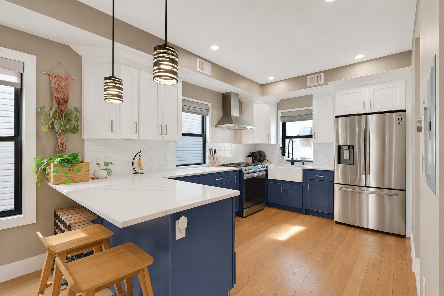 305 ARLINGTON AVE - Photo 2