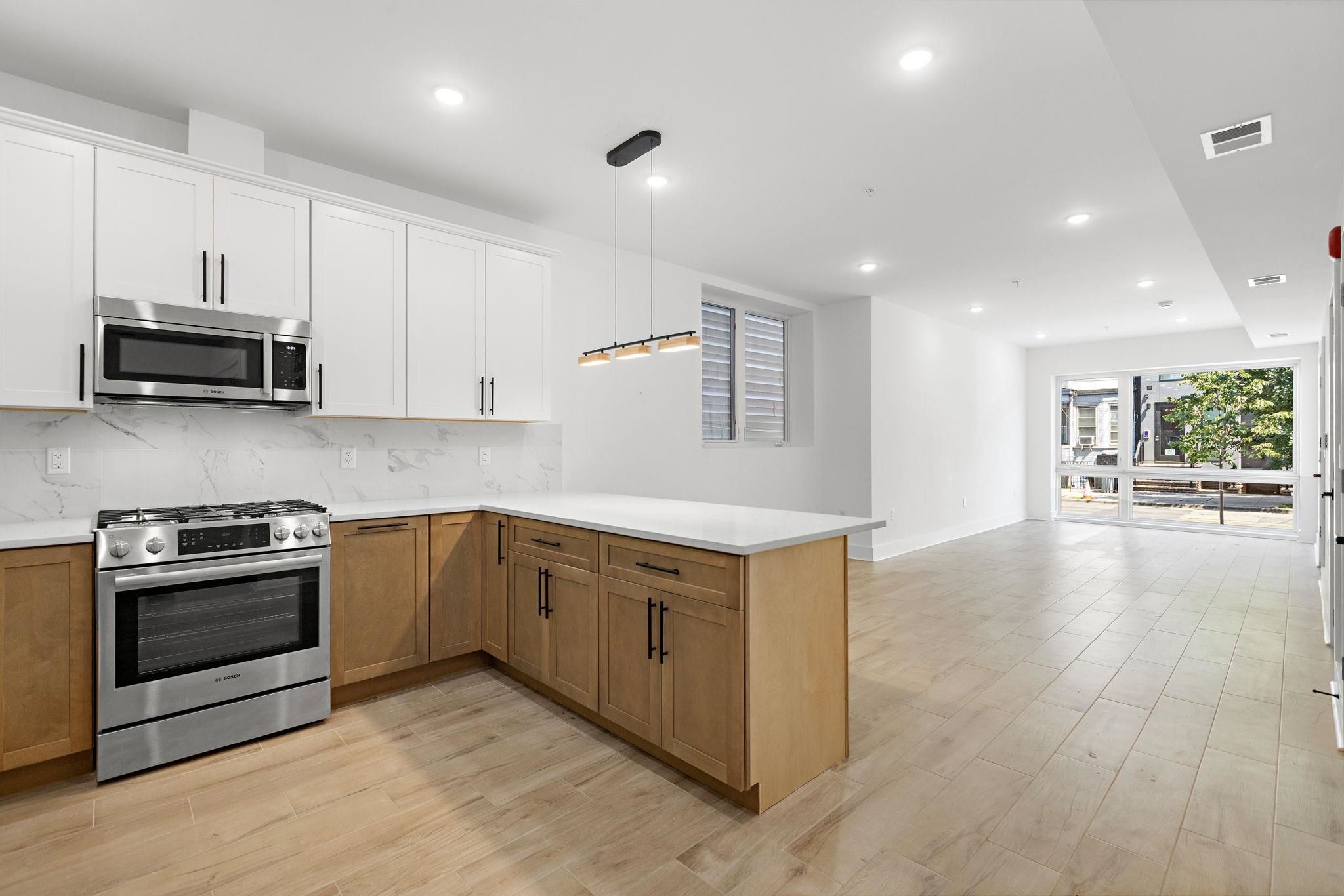 1001 SUMMIT AVE - Photo 3