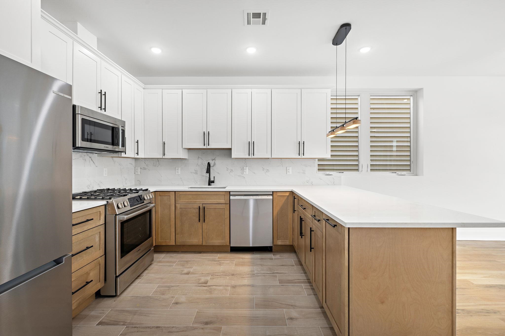 1001 SUMMIT AVE - Photo 3