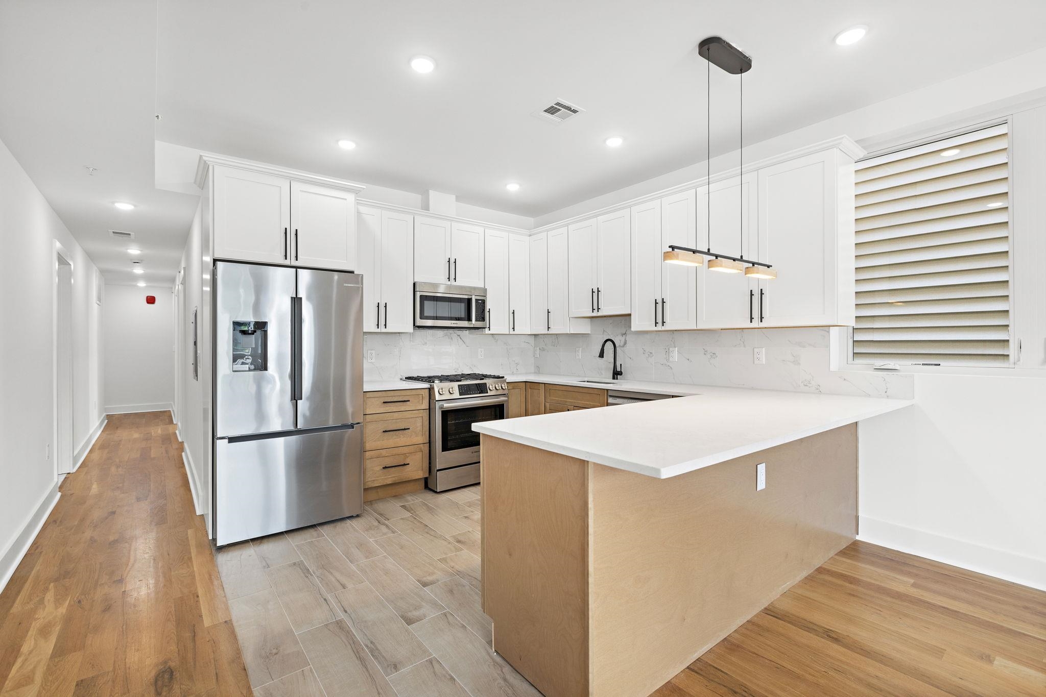 1001 SUMMIT AVE - Photo 4