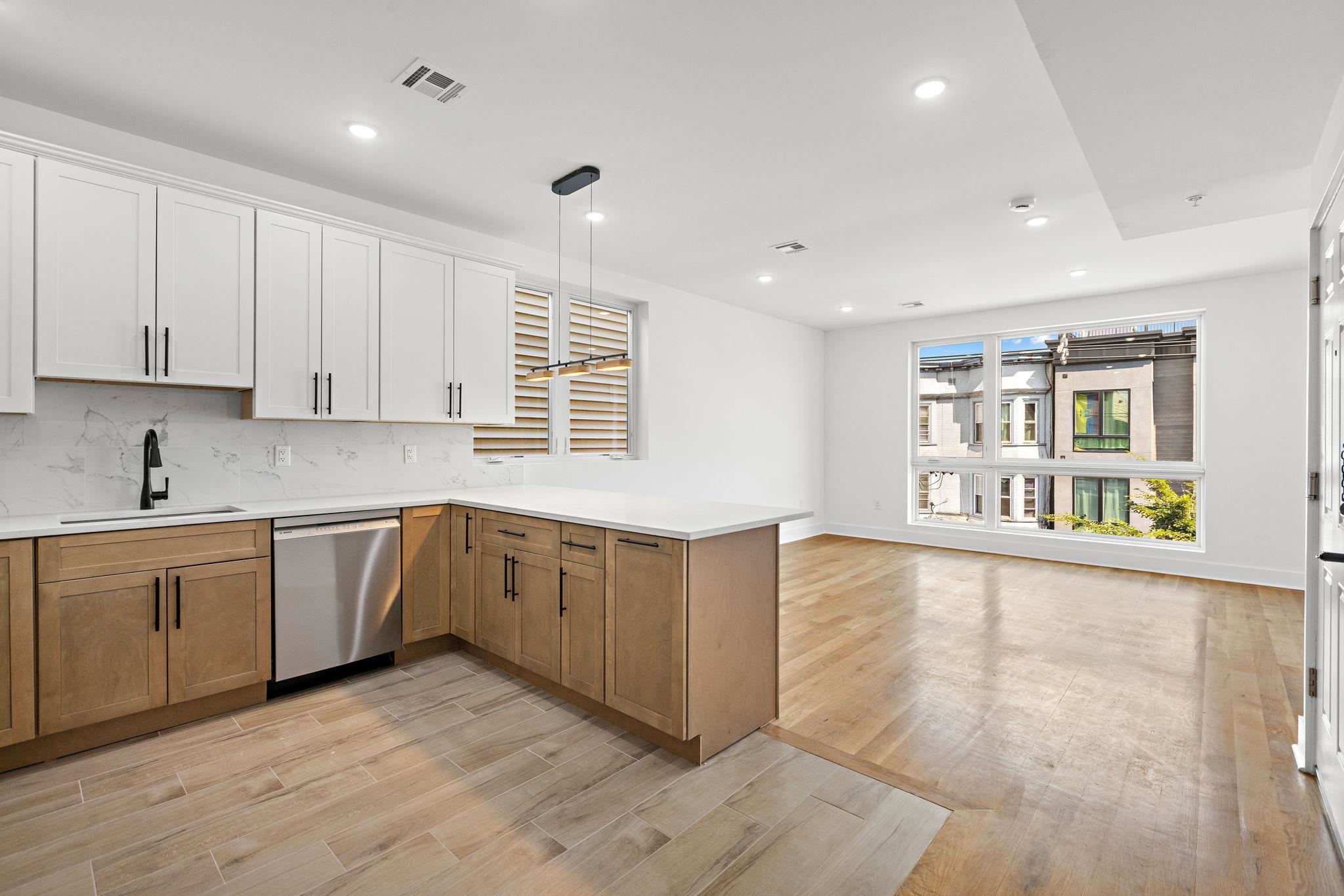 1001 SUMMIT AVE - Photo 5