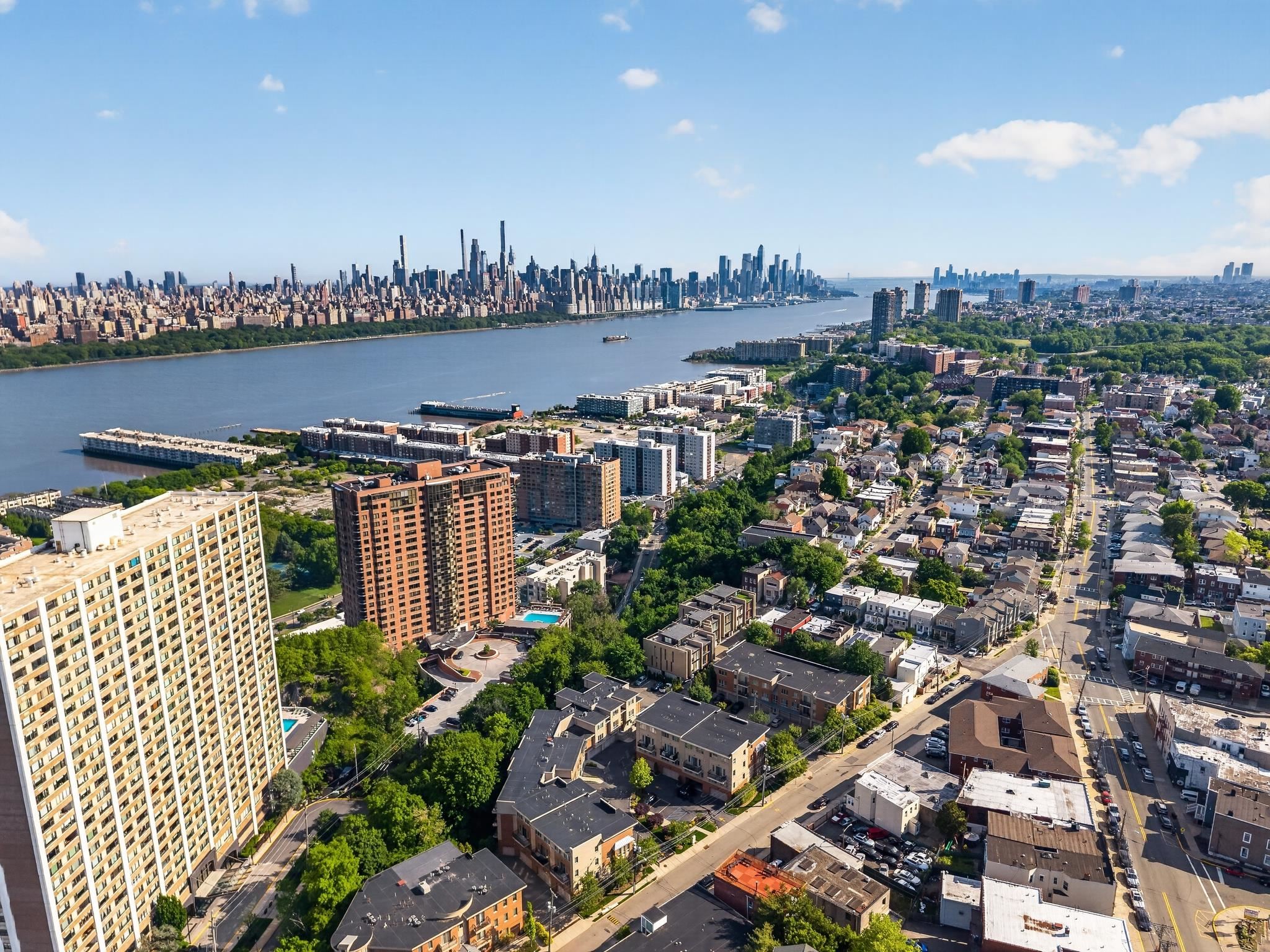 200 LAIRD AVE - Photo 2