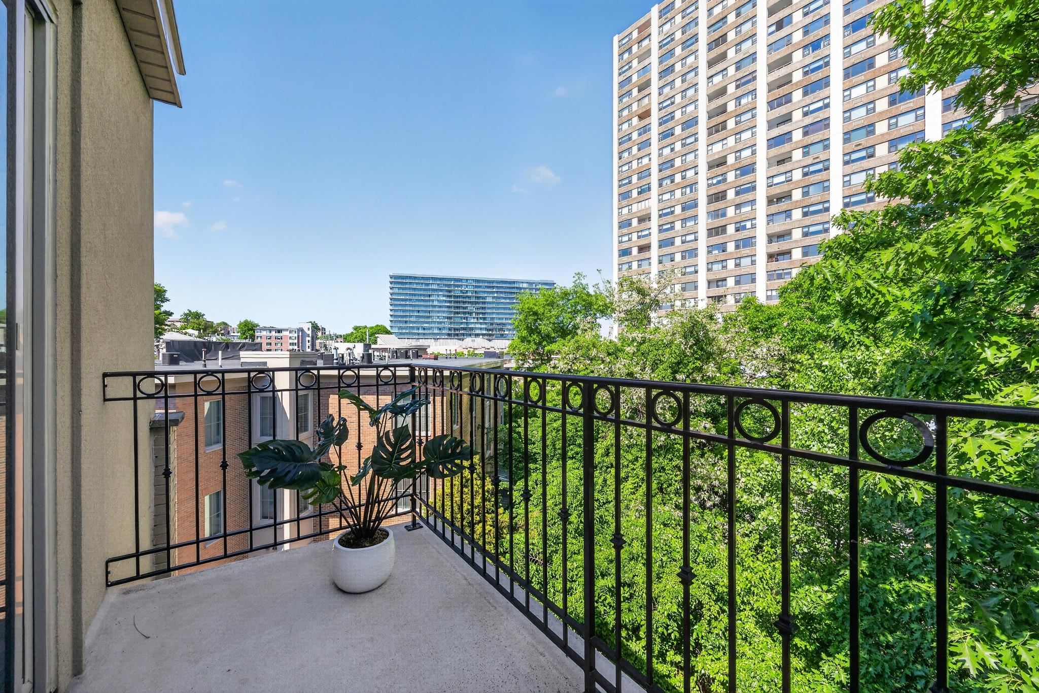 200 LAIRD AVE - Photo 3