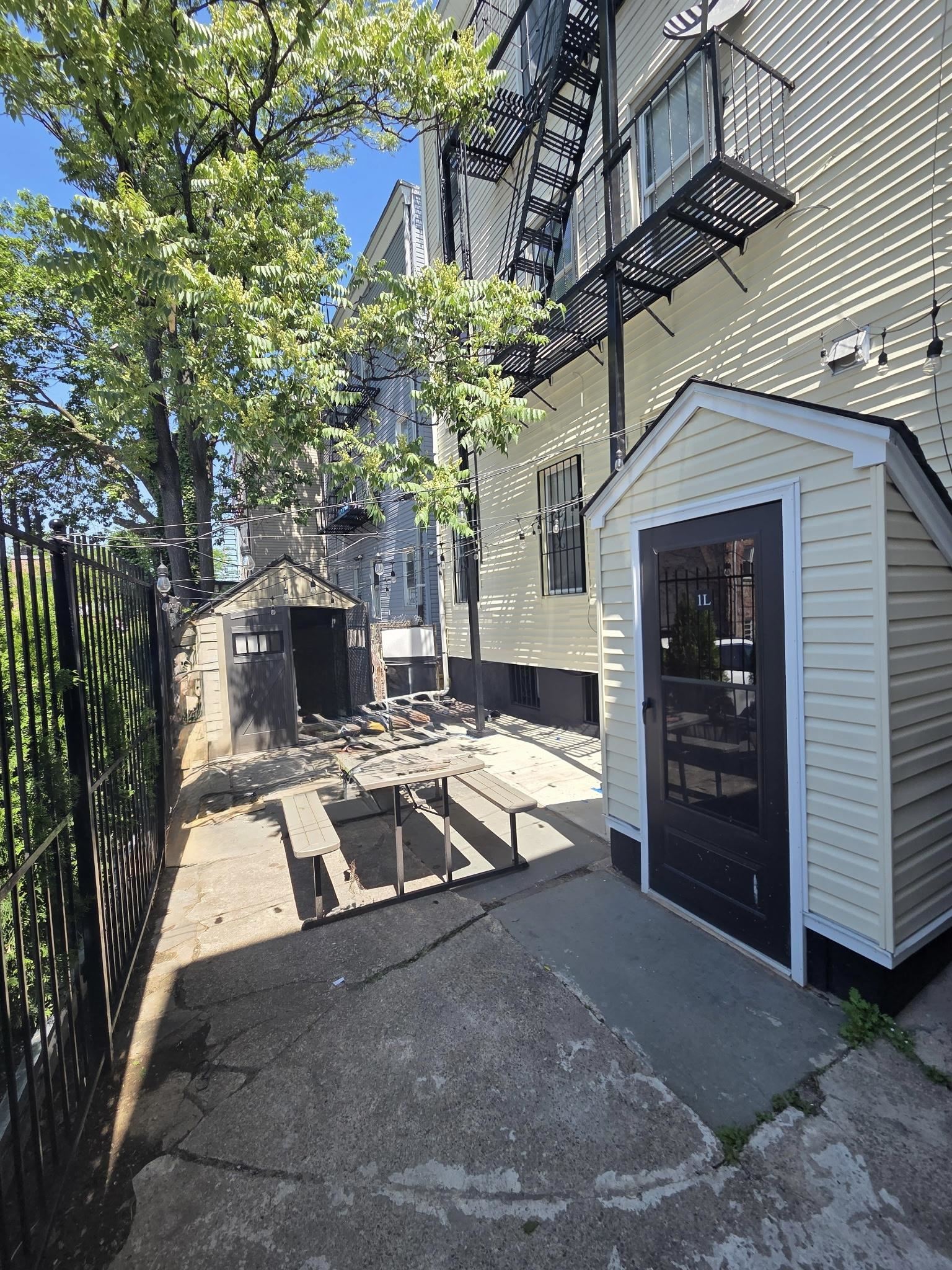 119 CLENDENNY AVE #1L