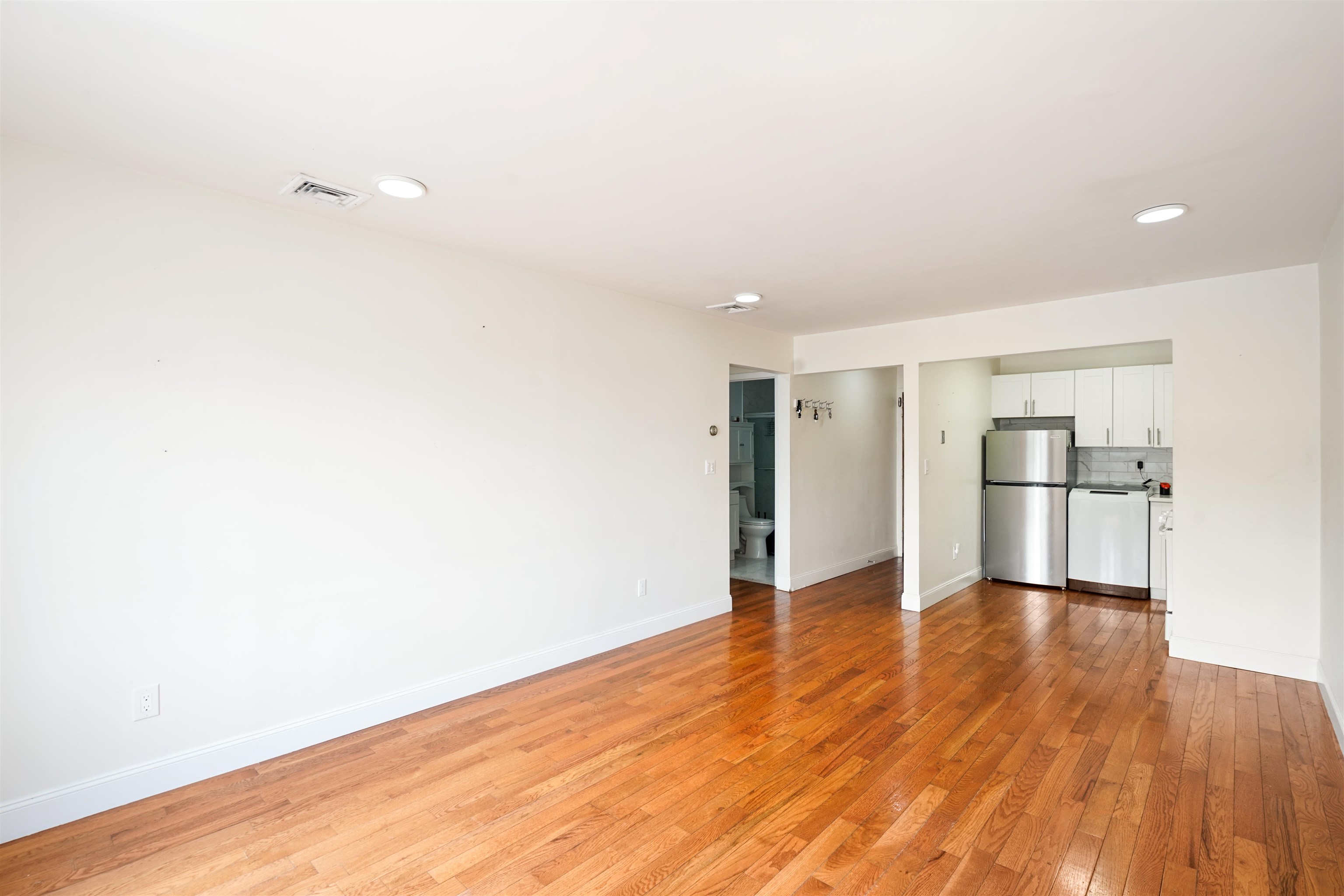 385 KAMENA ST - Photo 4