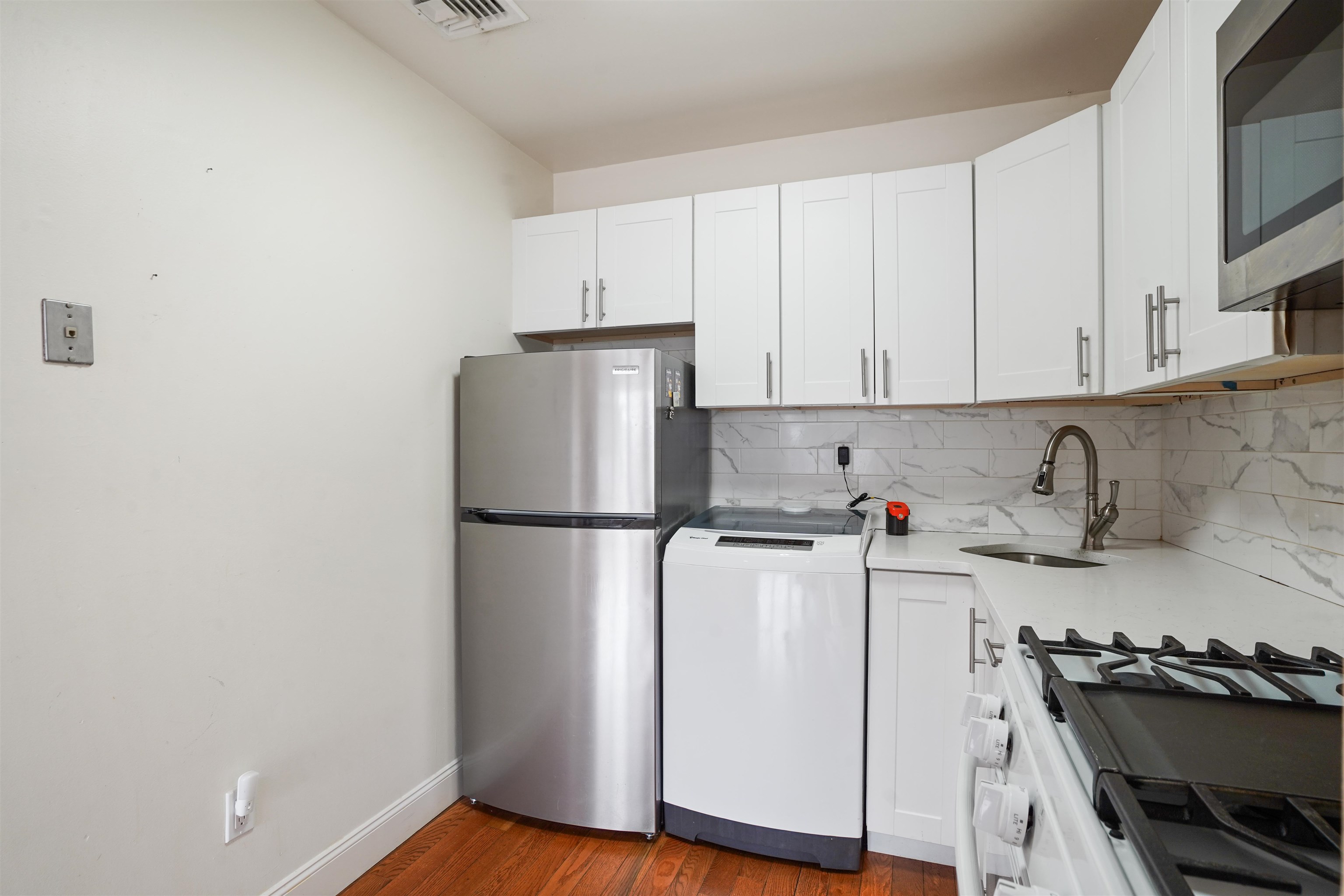 385 KAMENA ST - Photo 5