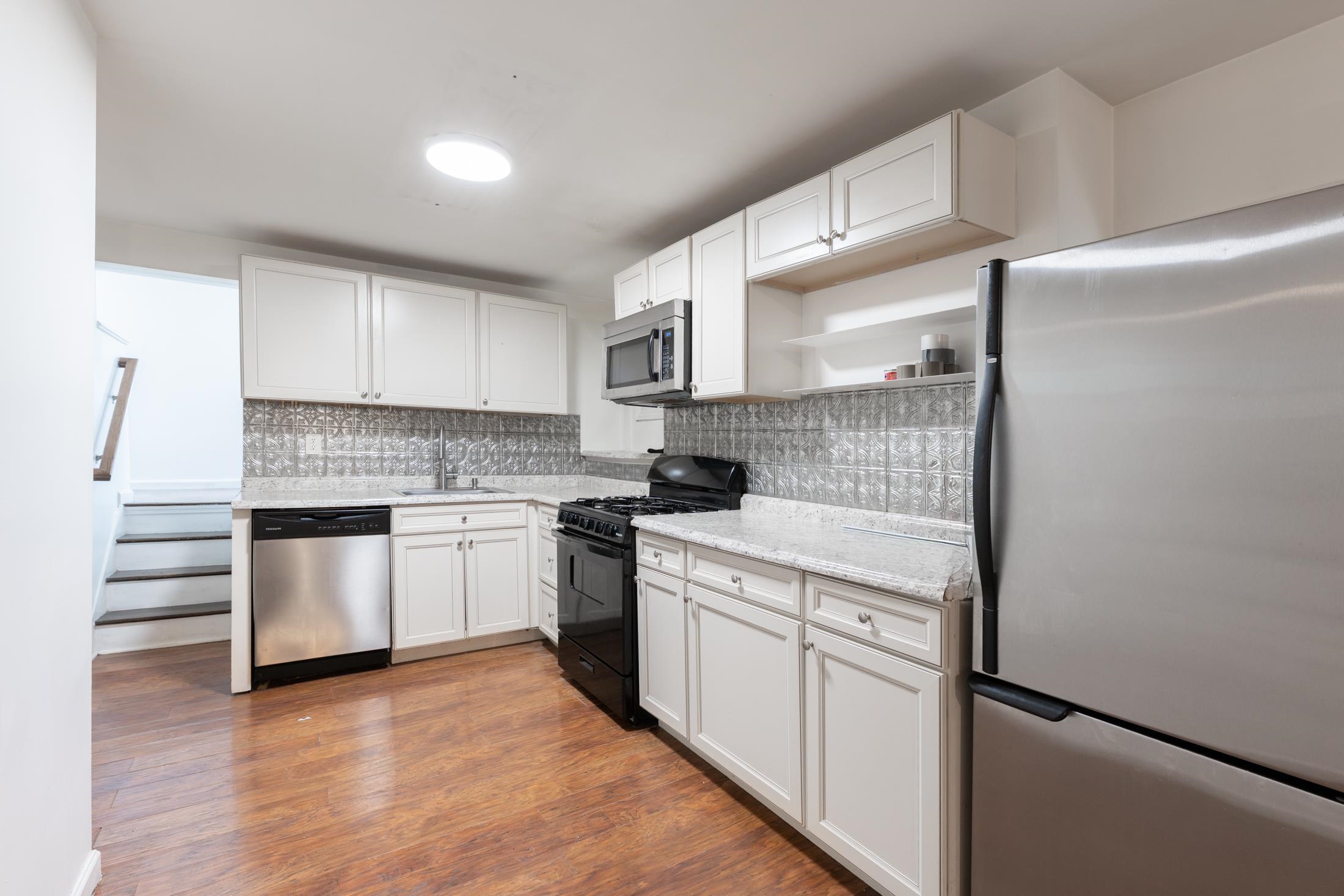 80 LINDEN AVE - Photo 2