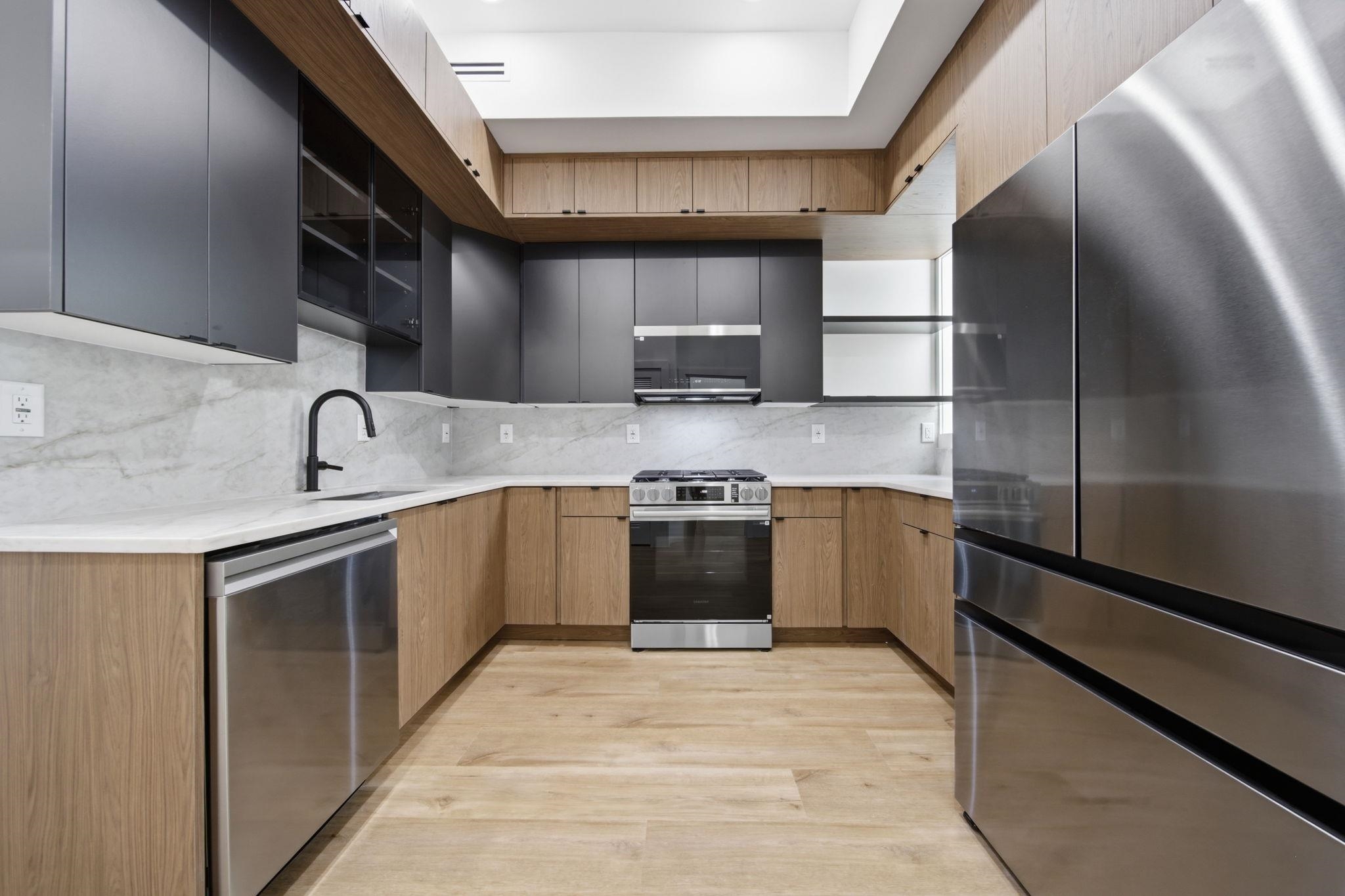 892 SUMMIT AVE #3