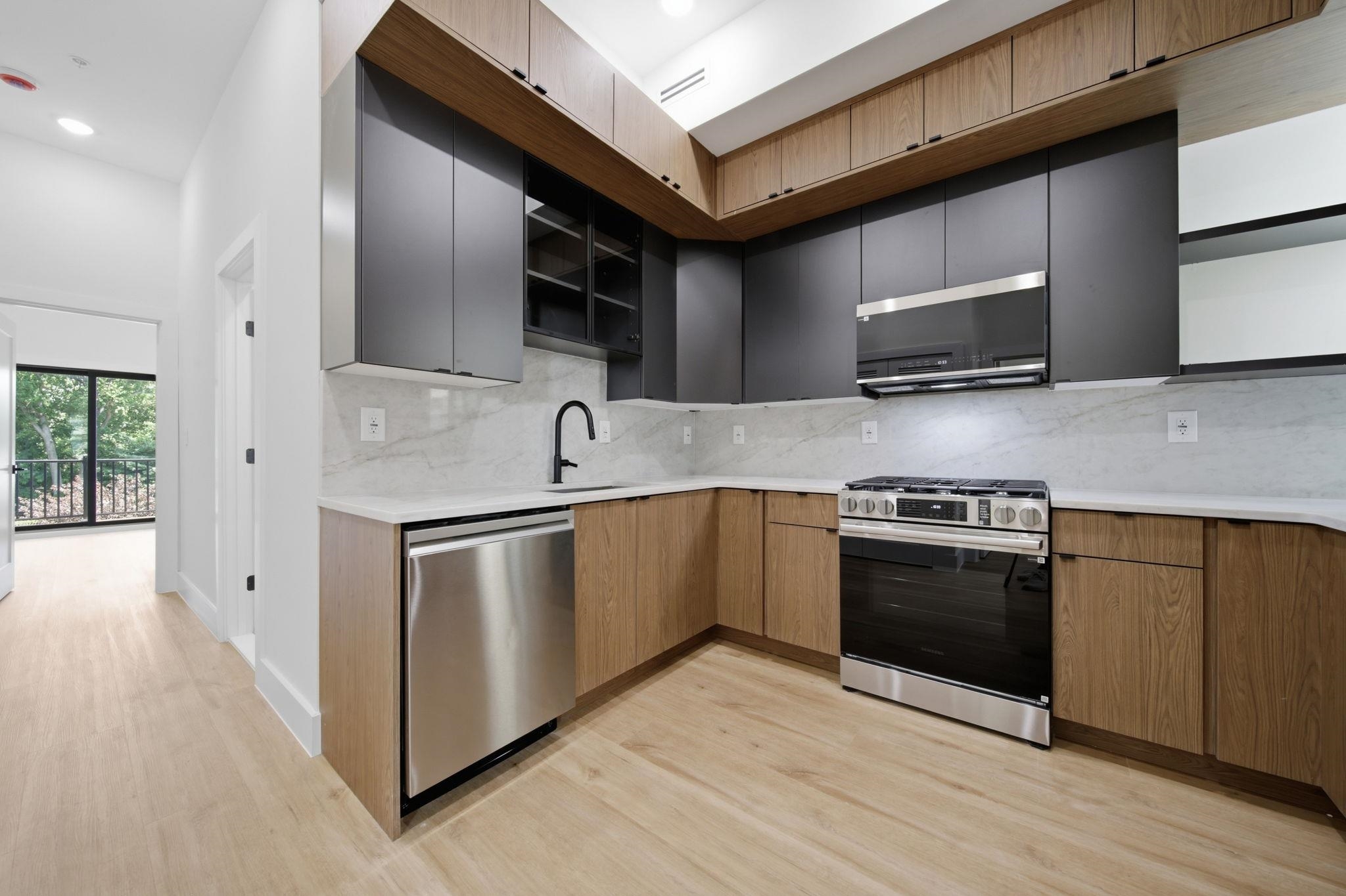 892 SUMMIT AVE #3