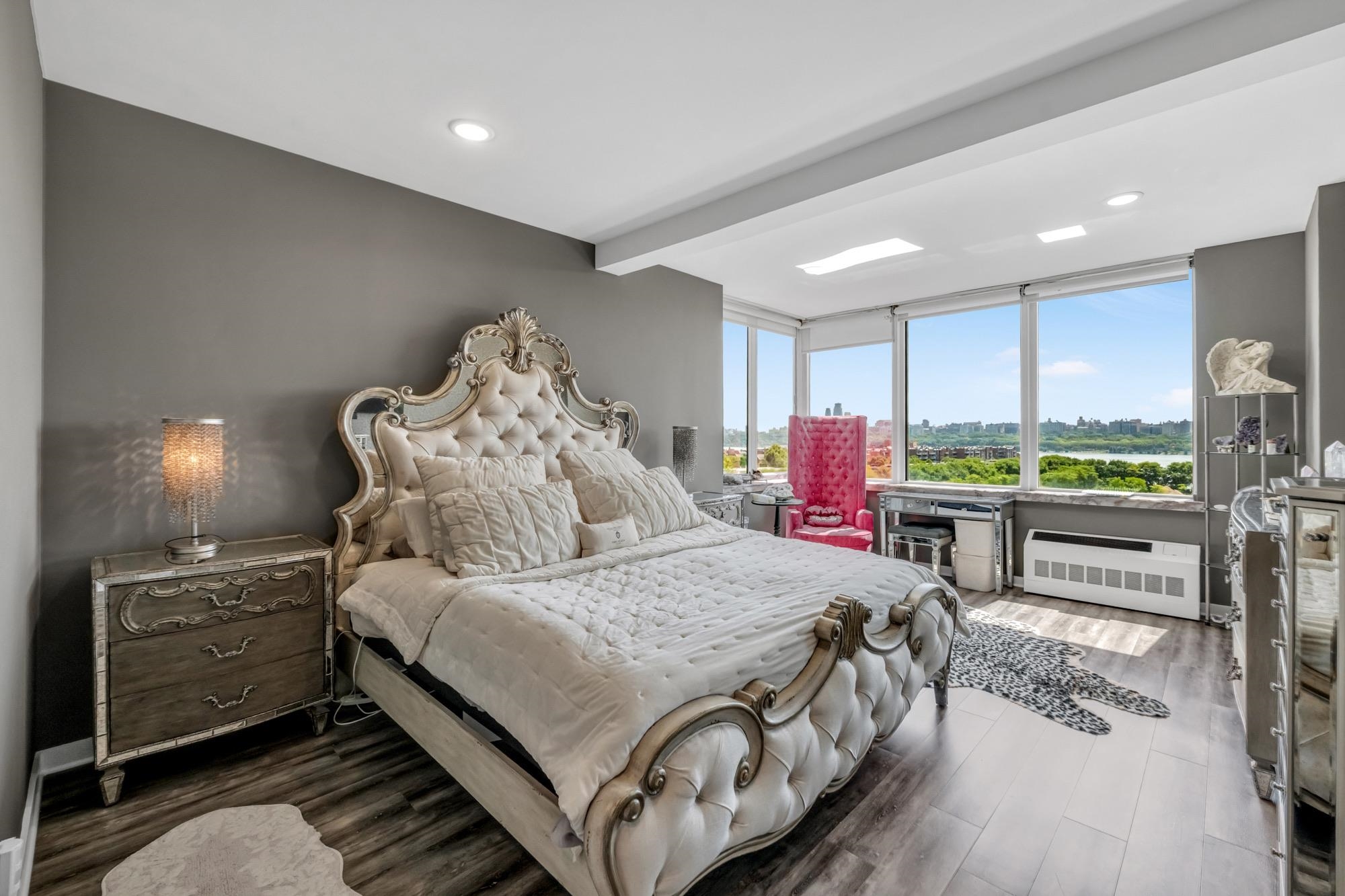 916 HUDSON PARK