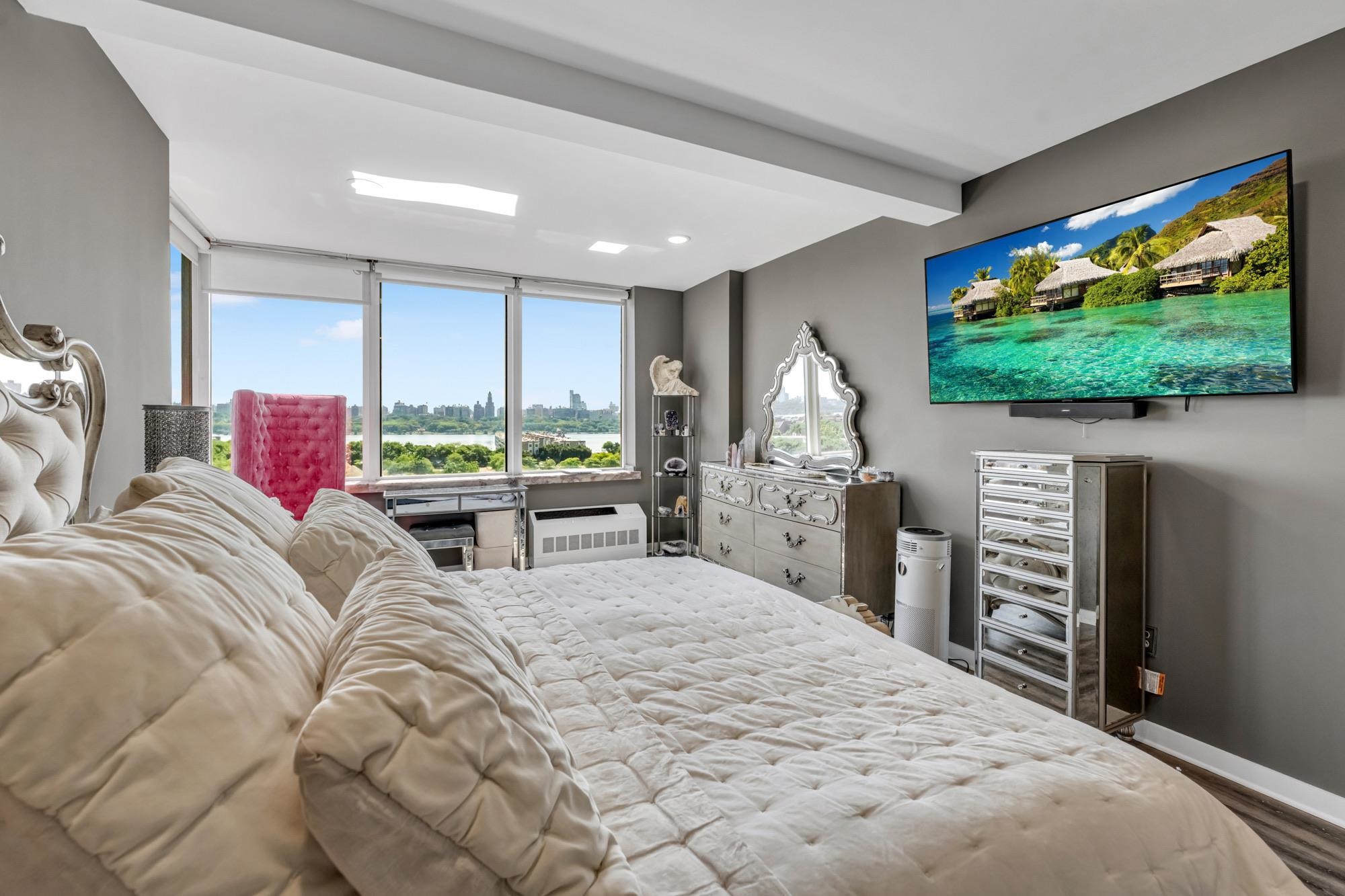 916 HUDSON PARK