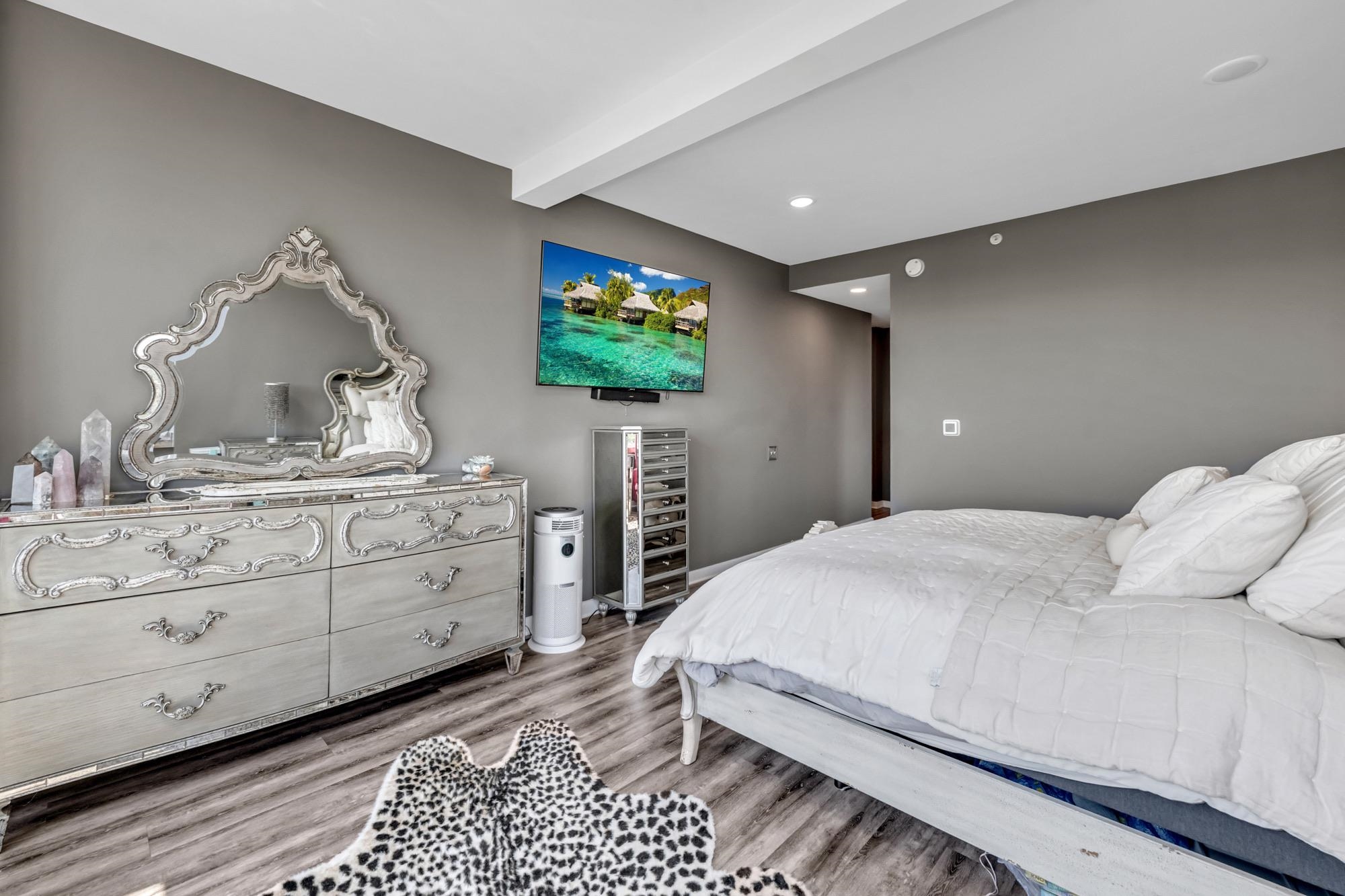 916 HUDSON PARK