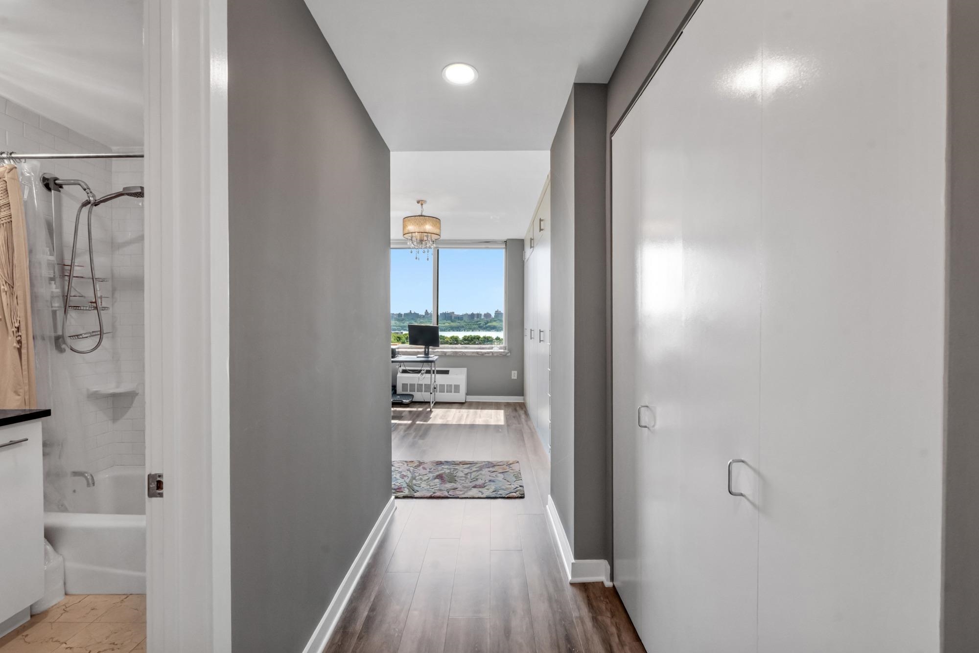 916 HUDSON PARK