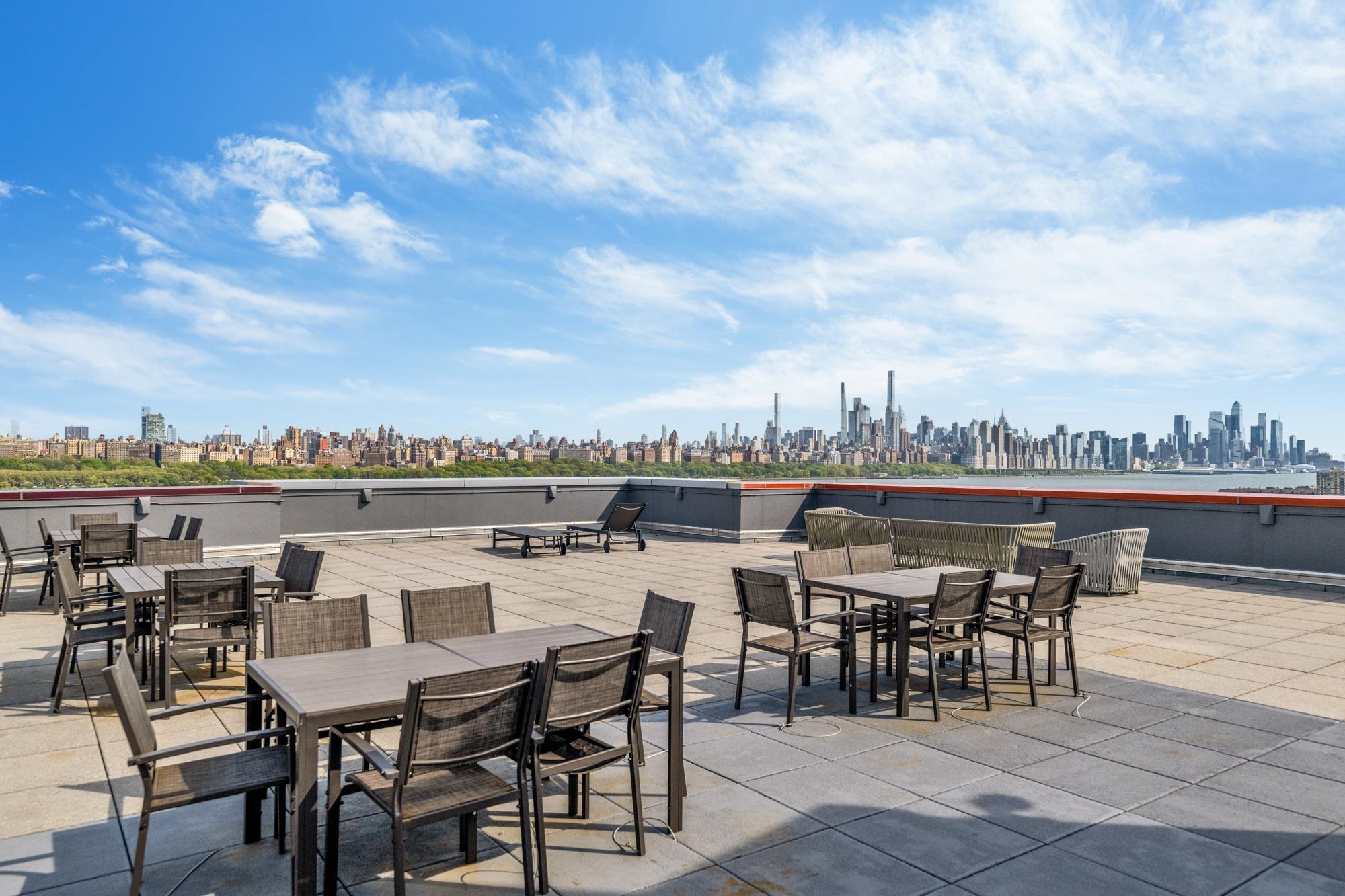 916 HUDSON PARK