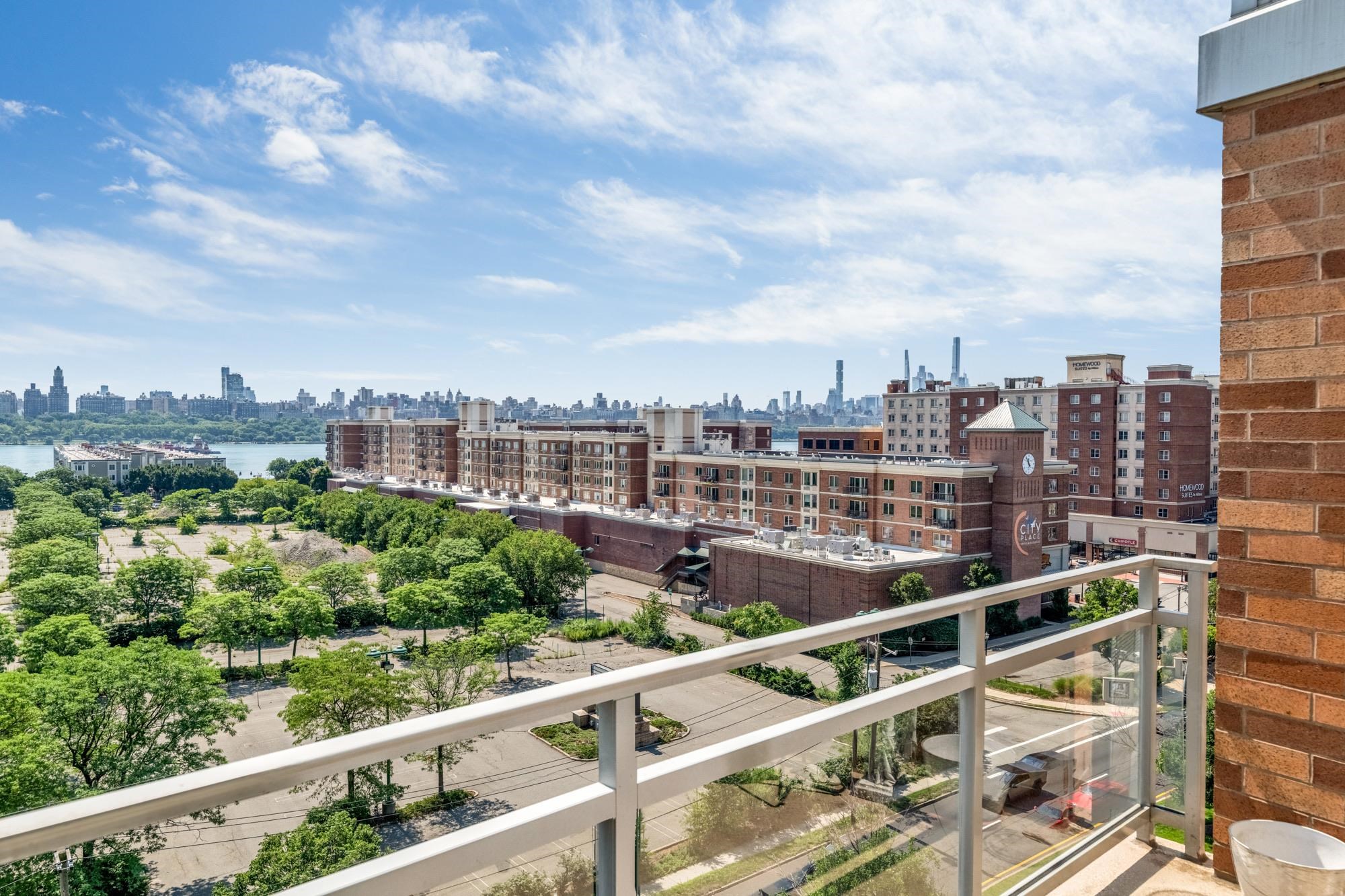 916 HUDSON PARK