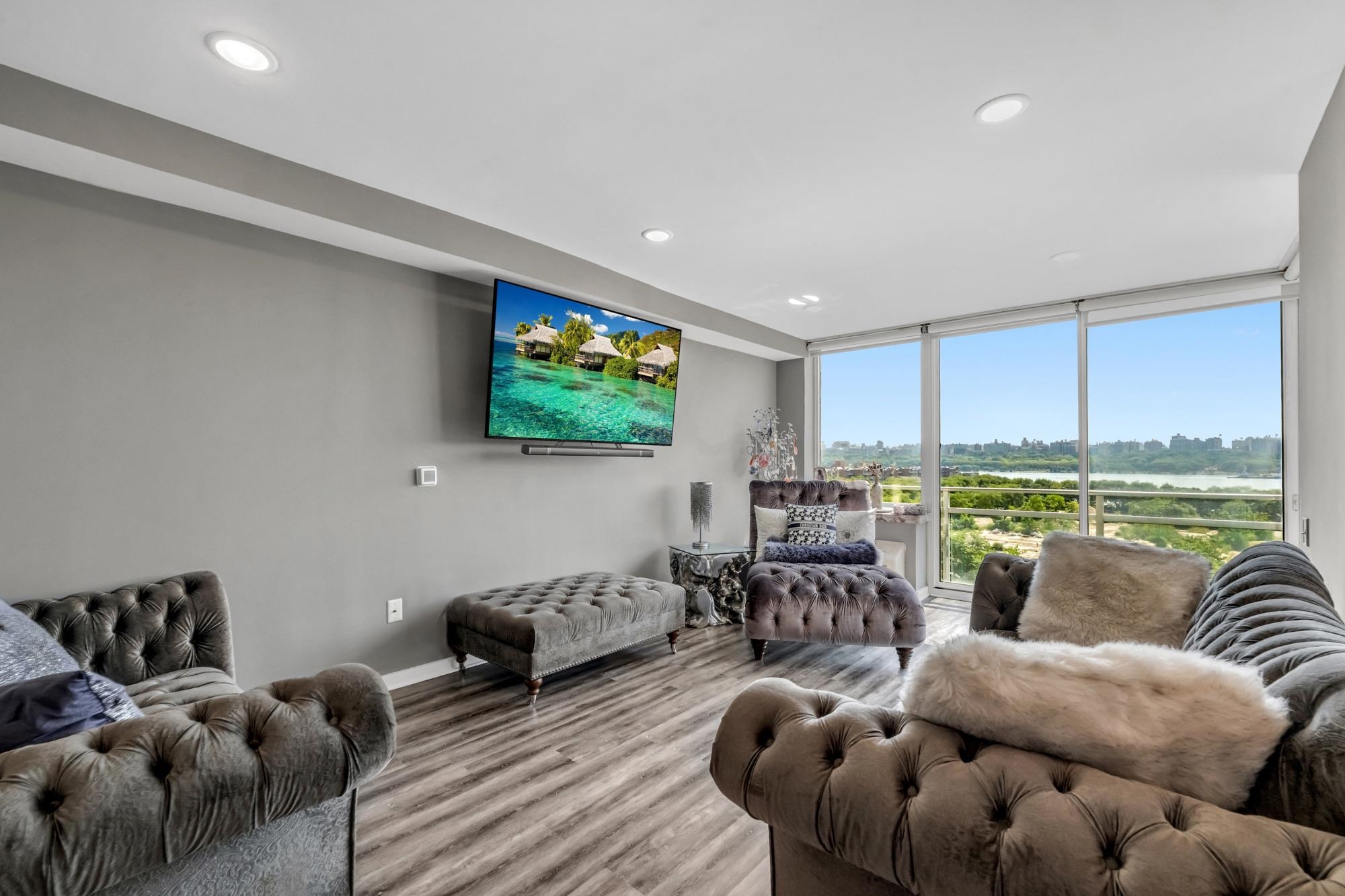 916 HUDSON PARK