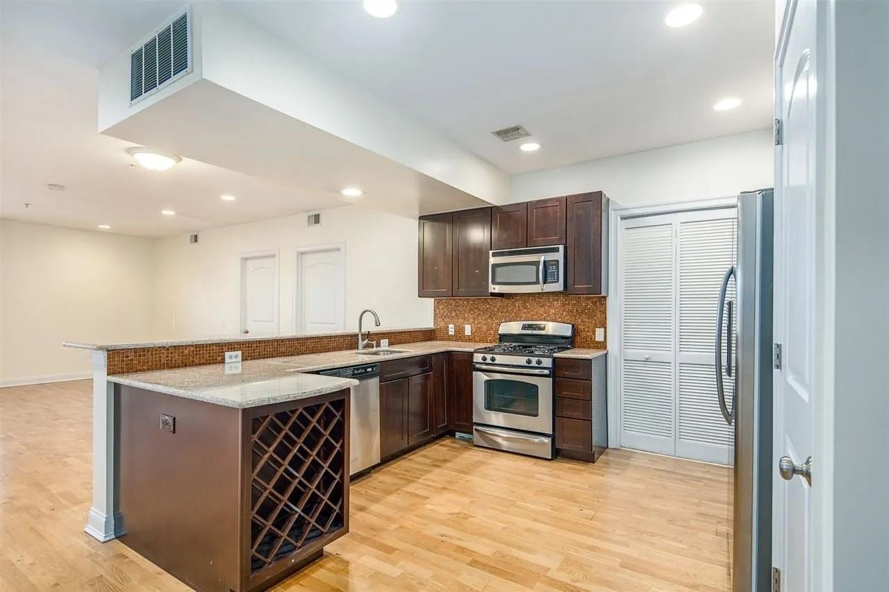 7716 KENNEDY BLVD #1E