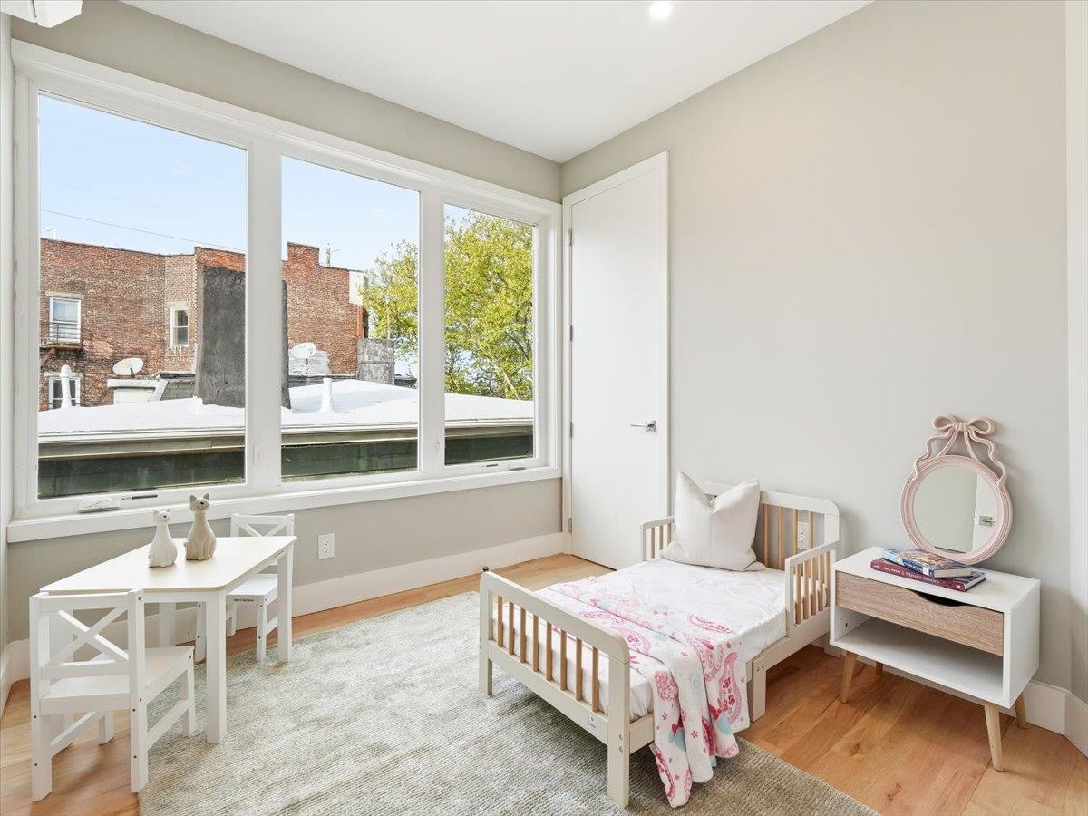 437 OGDEN AVE #3R