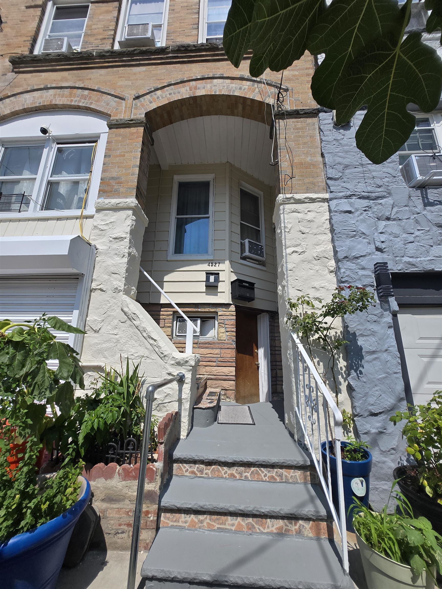 4527 BROWN ST - Photo 2