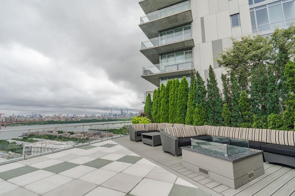 320 ADOLPHUS AVE #503