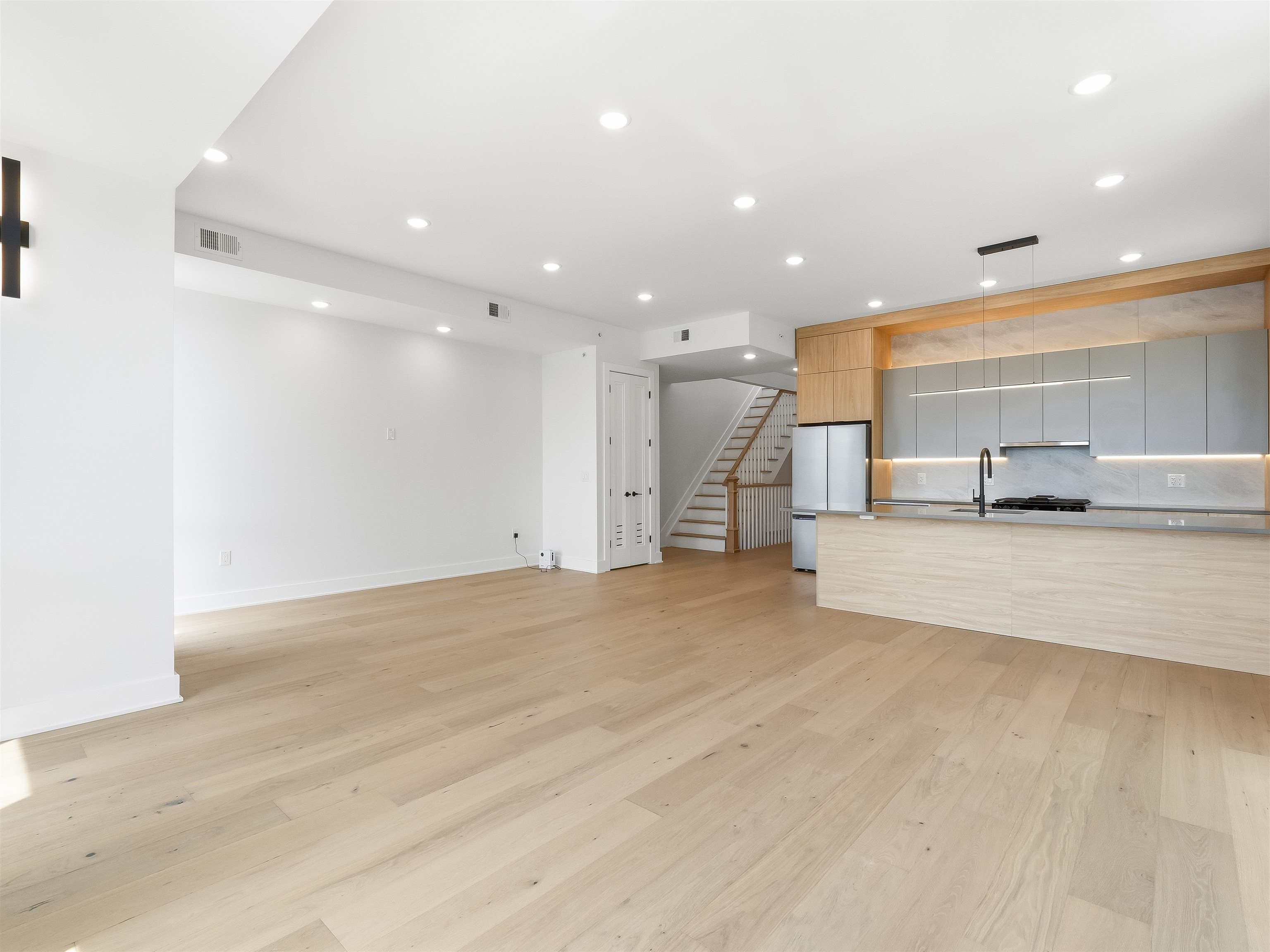 256 CLAREMONT AVE #3