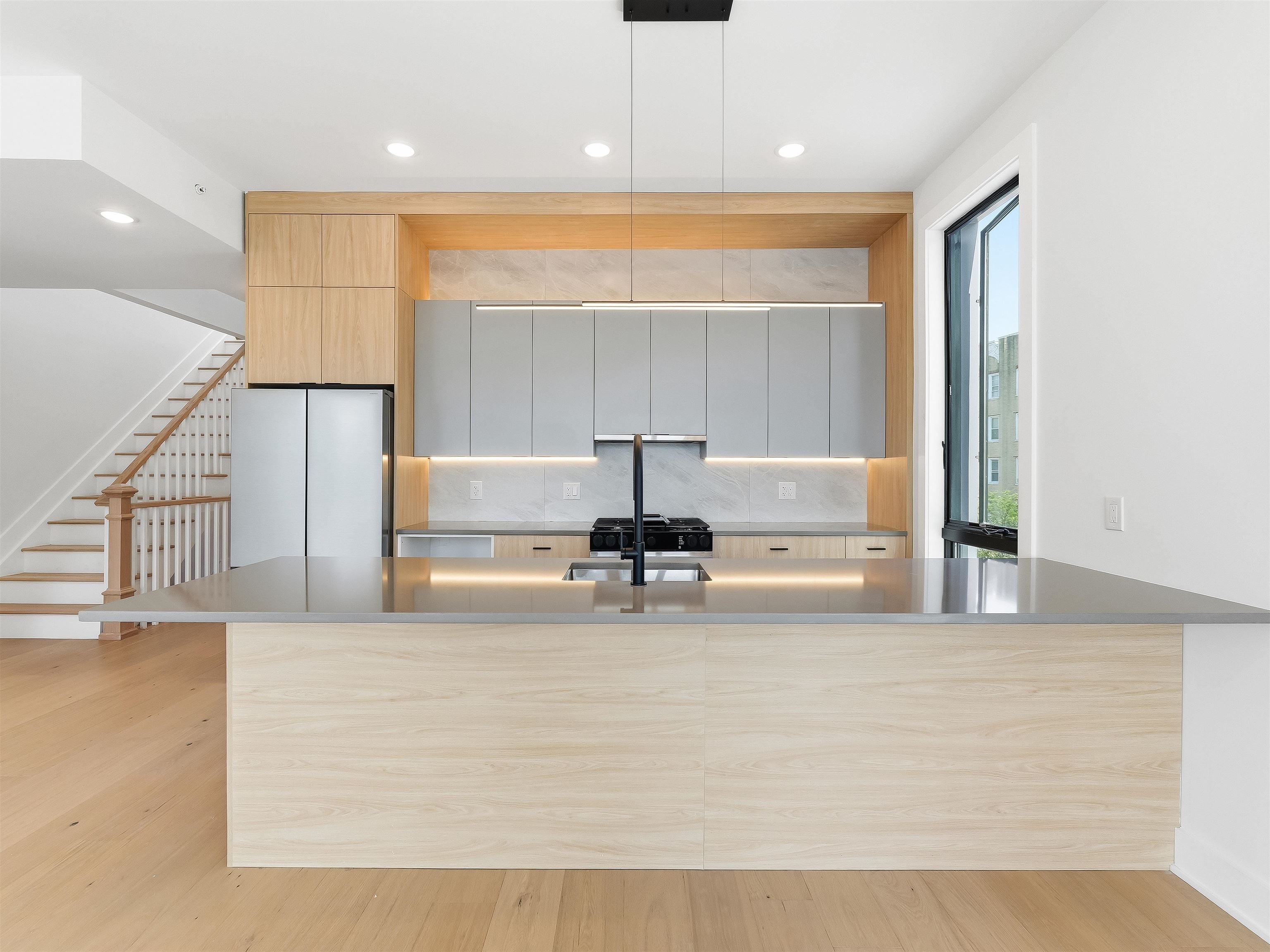 256 CLAREMONT AVE #3