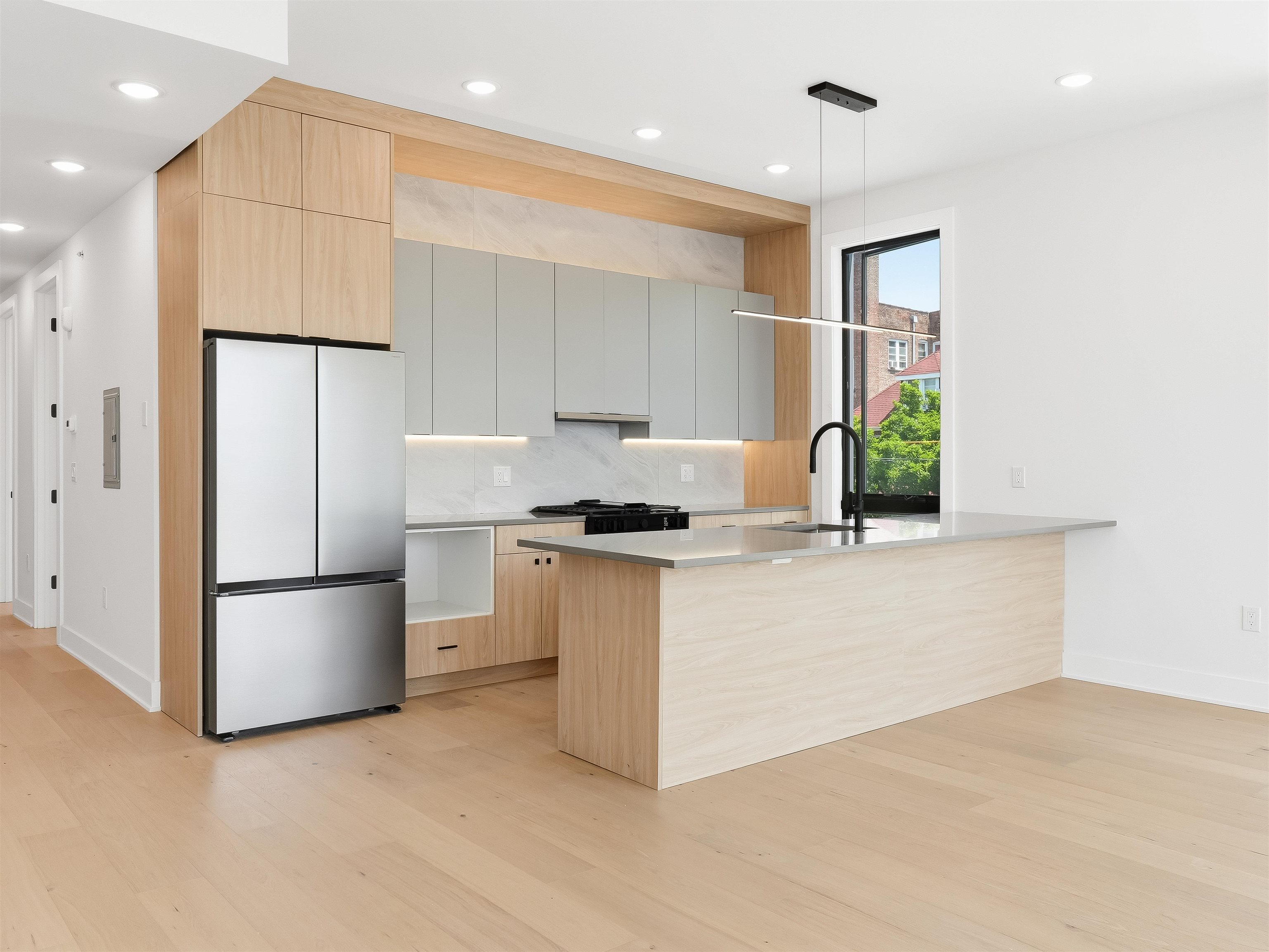 256 CLAREMONT AVE #3