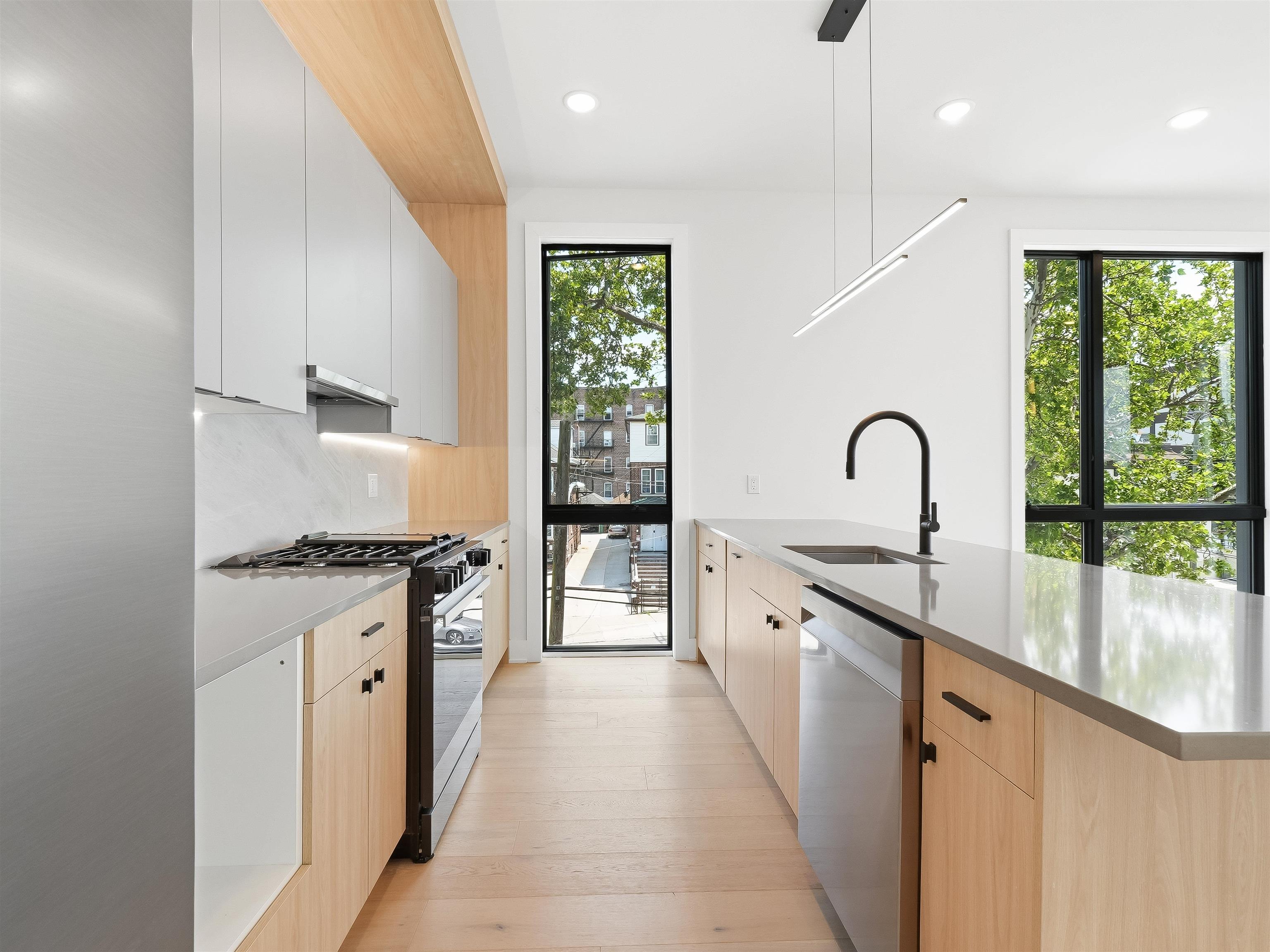 256 CLAREMONT AVE #3