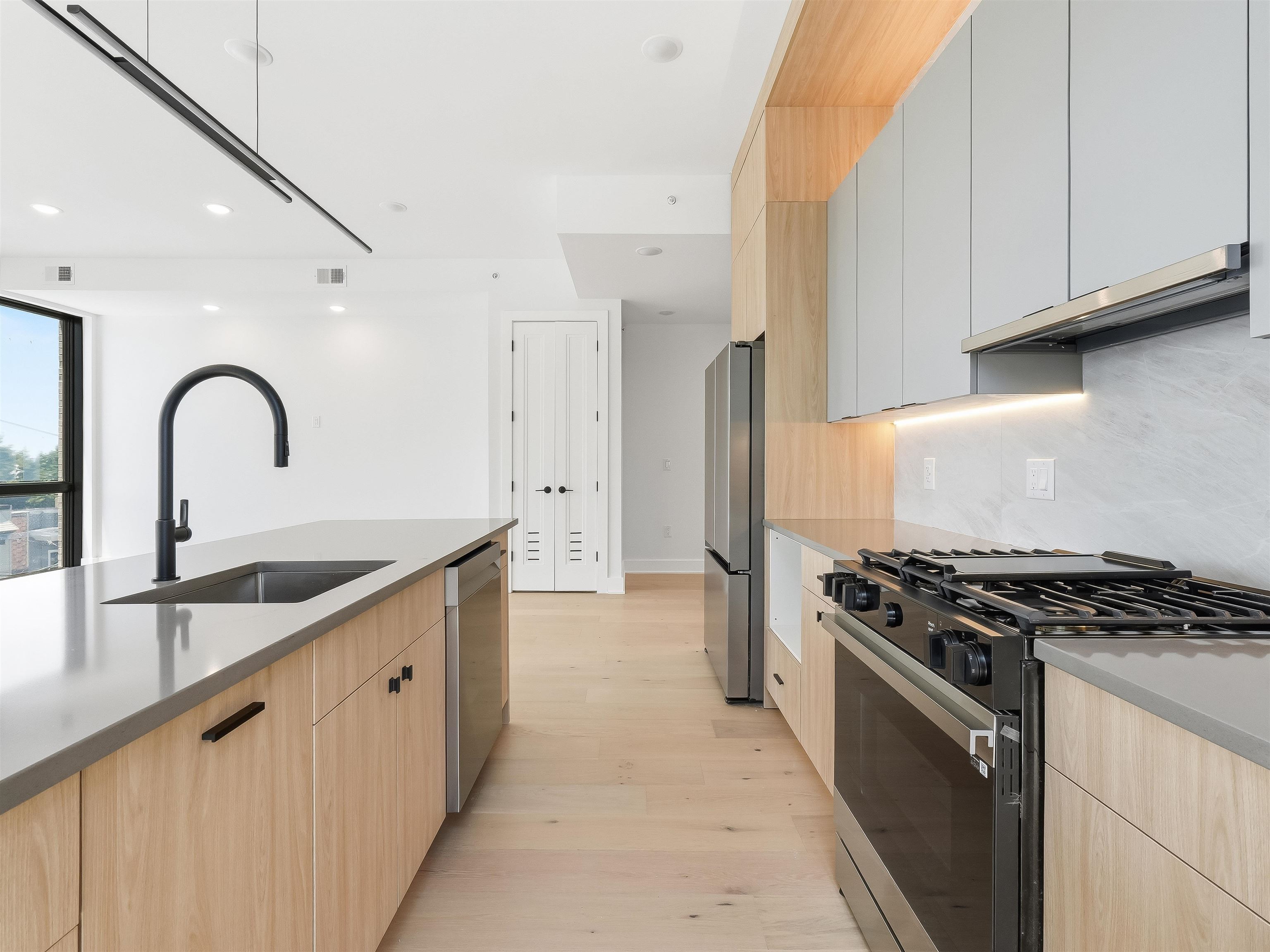 256 CLAREMONT AVE #3