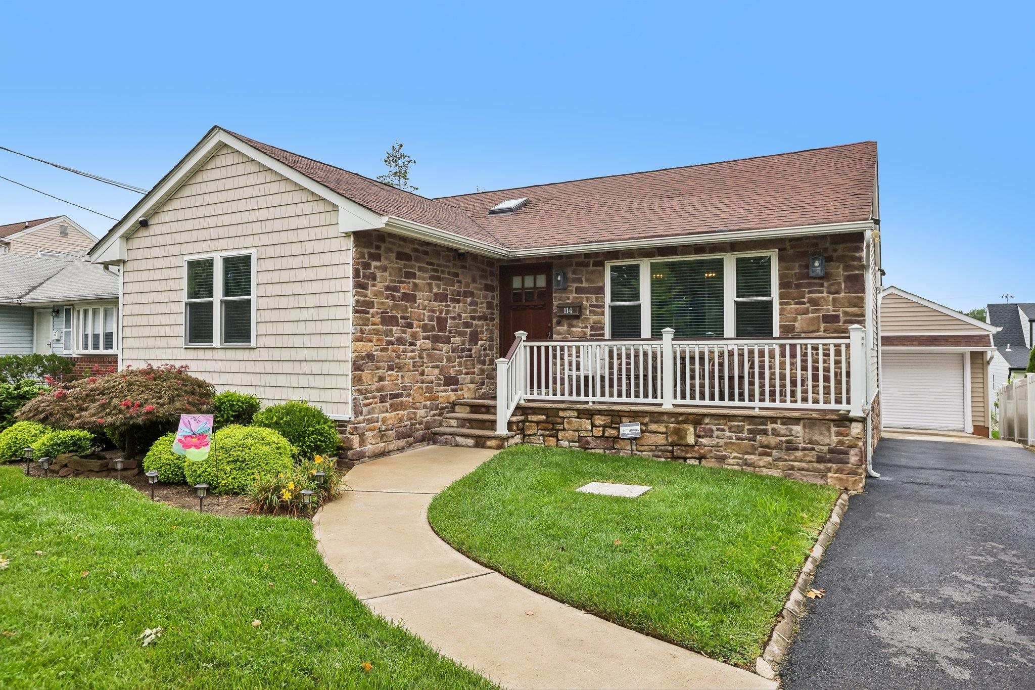 114 HOBART AVE - Photo 2