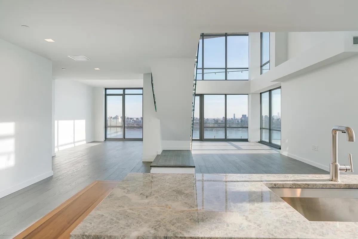 320 ADOLPHUS AVE - Photo 2