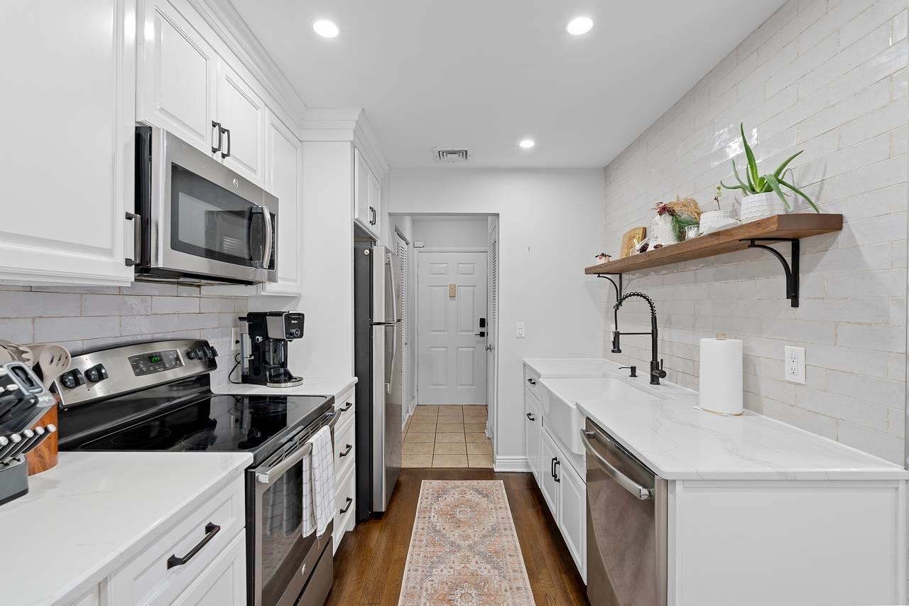 555 RIVERSIDE AVE - Photo 4