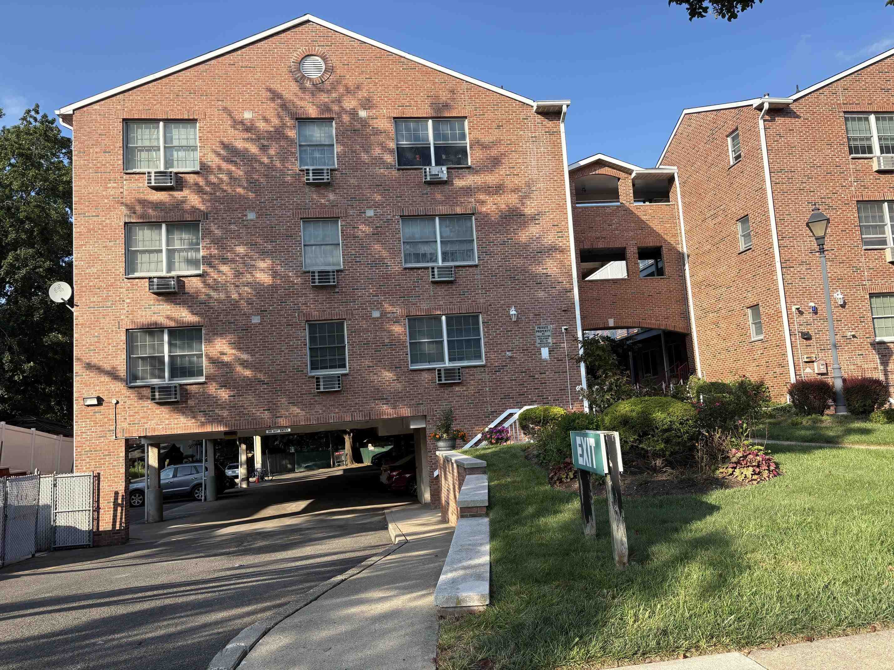 164 CLINTON PL - Photo 2