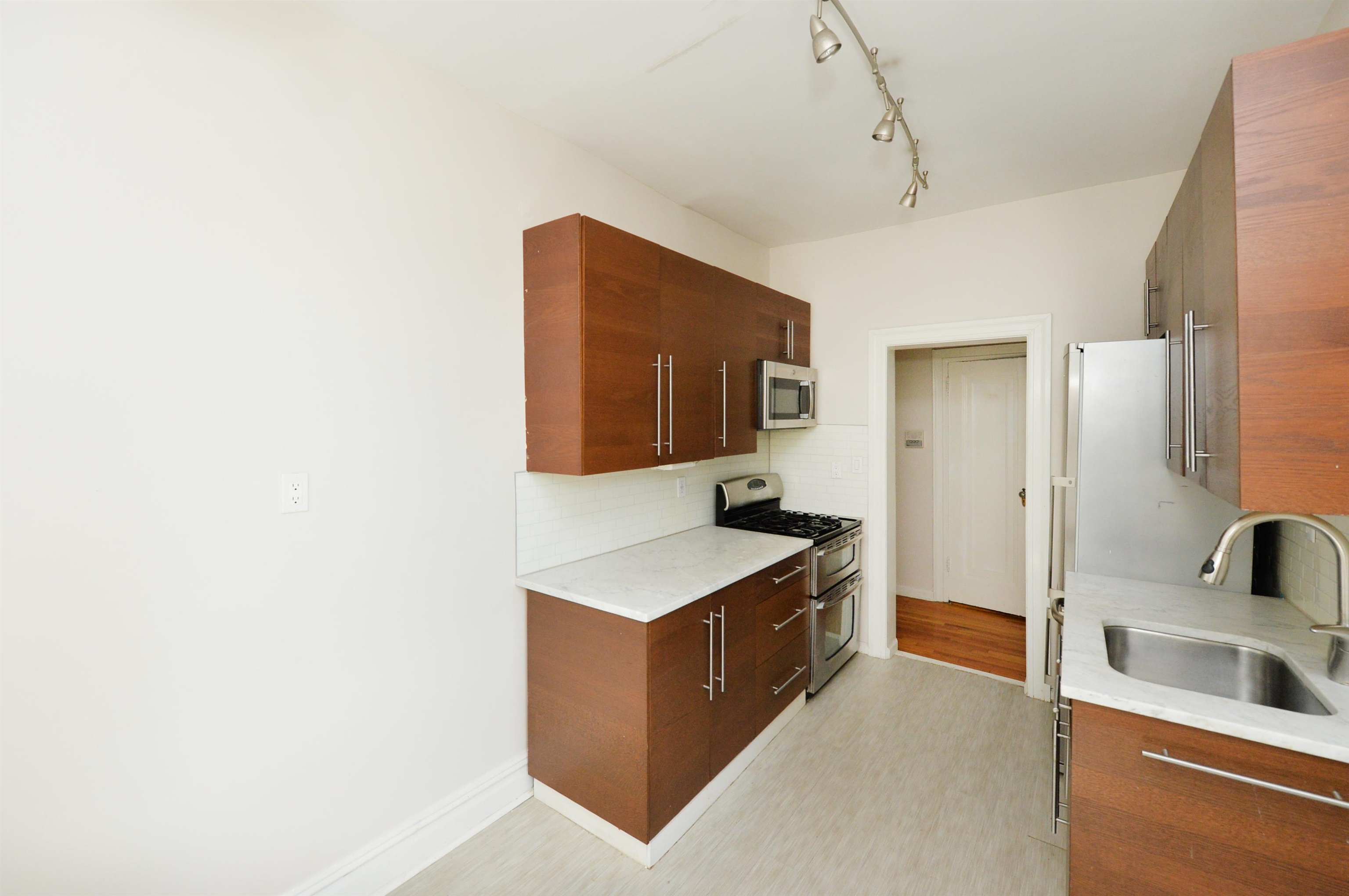 63 SHERMAN PL - Photo 4