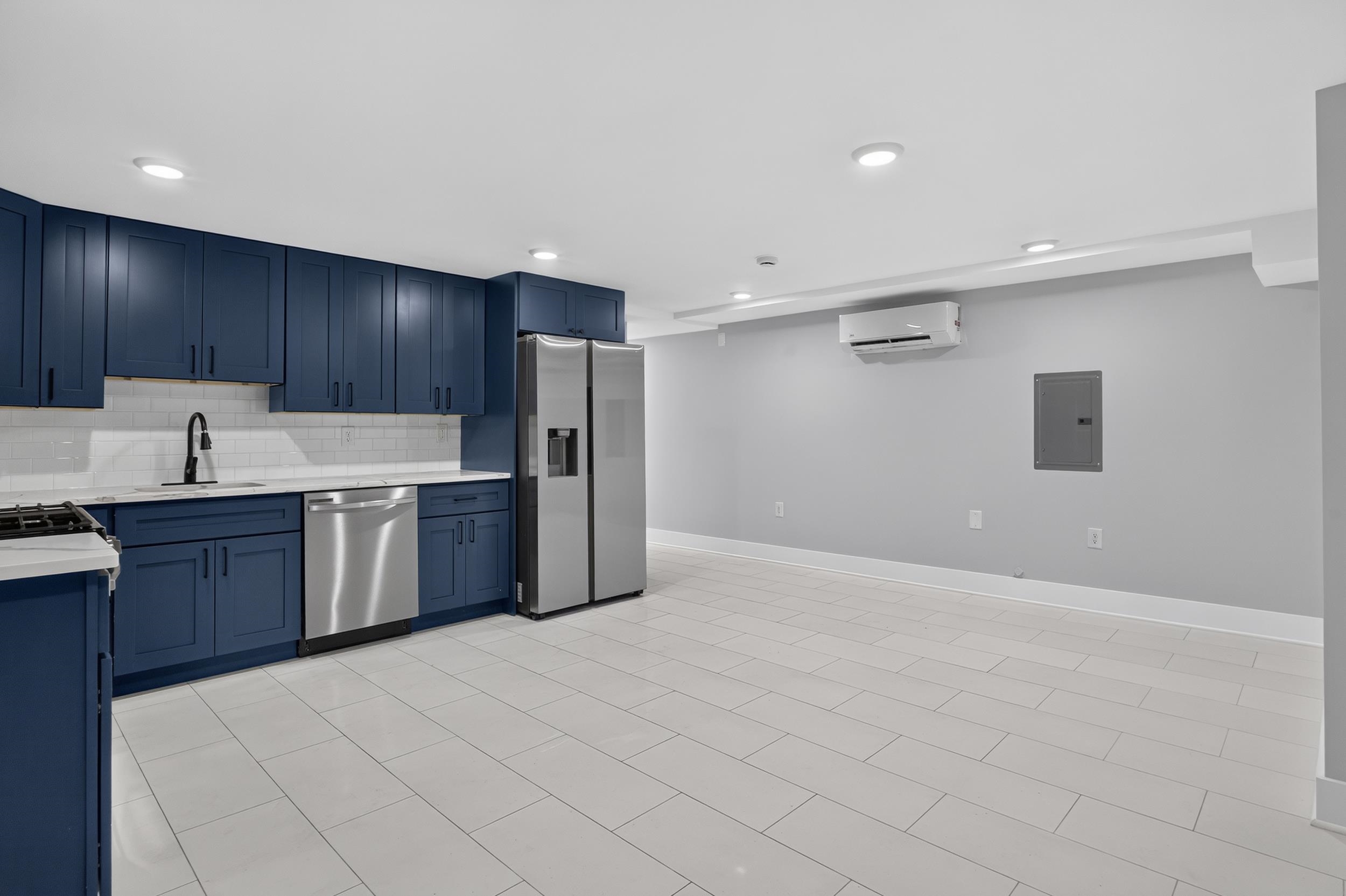 933A SUMMIT AVE - Photo 3
