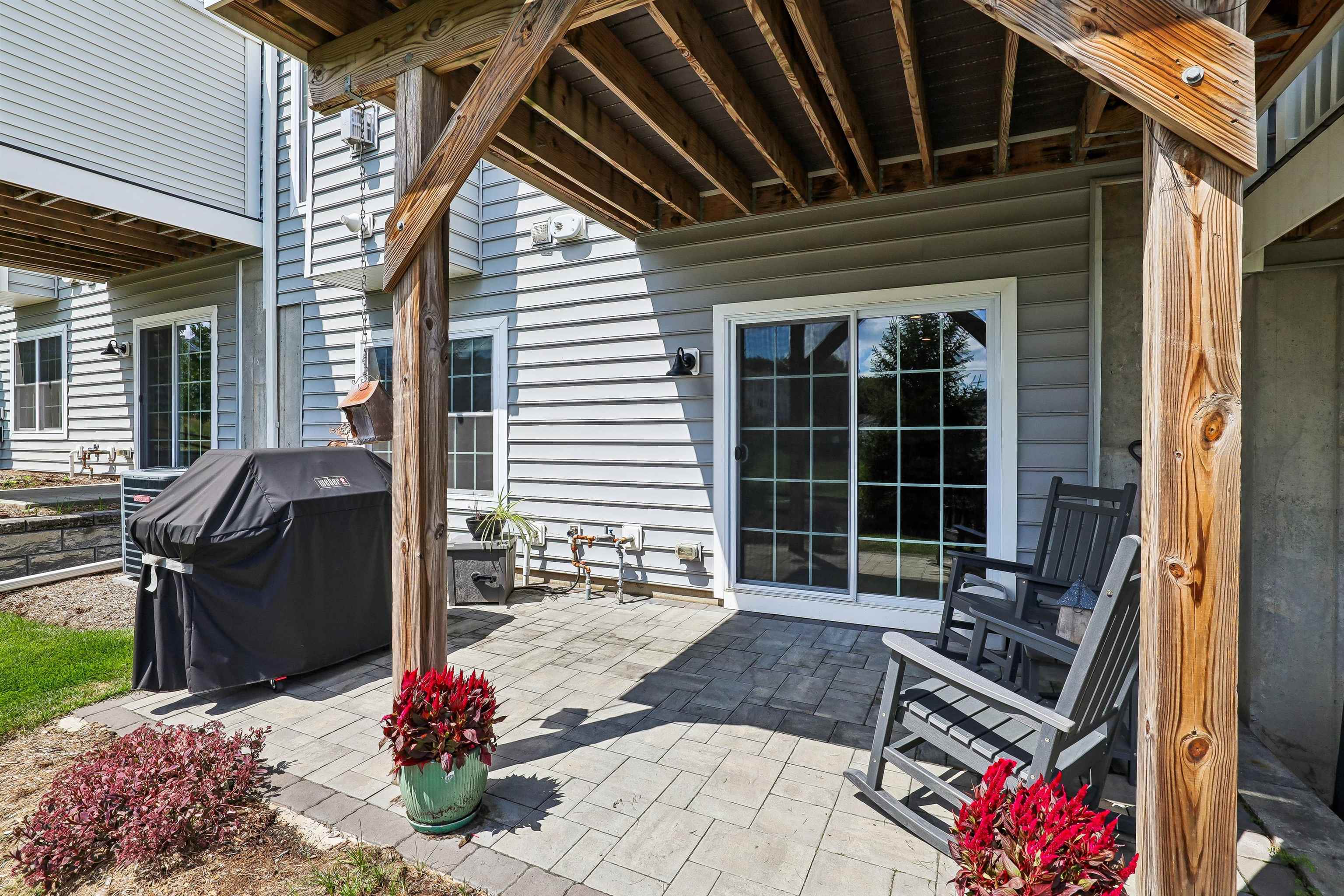 11 HICKORY CT - Photo 3