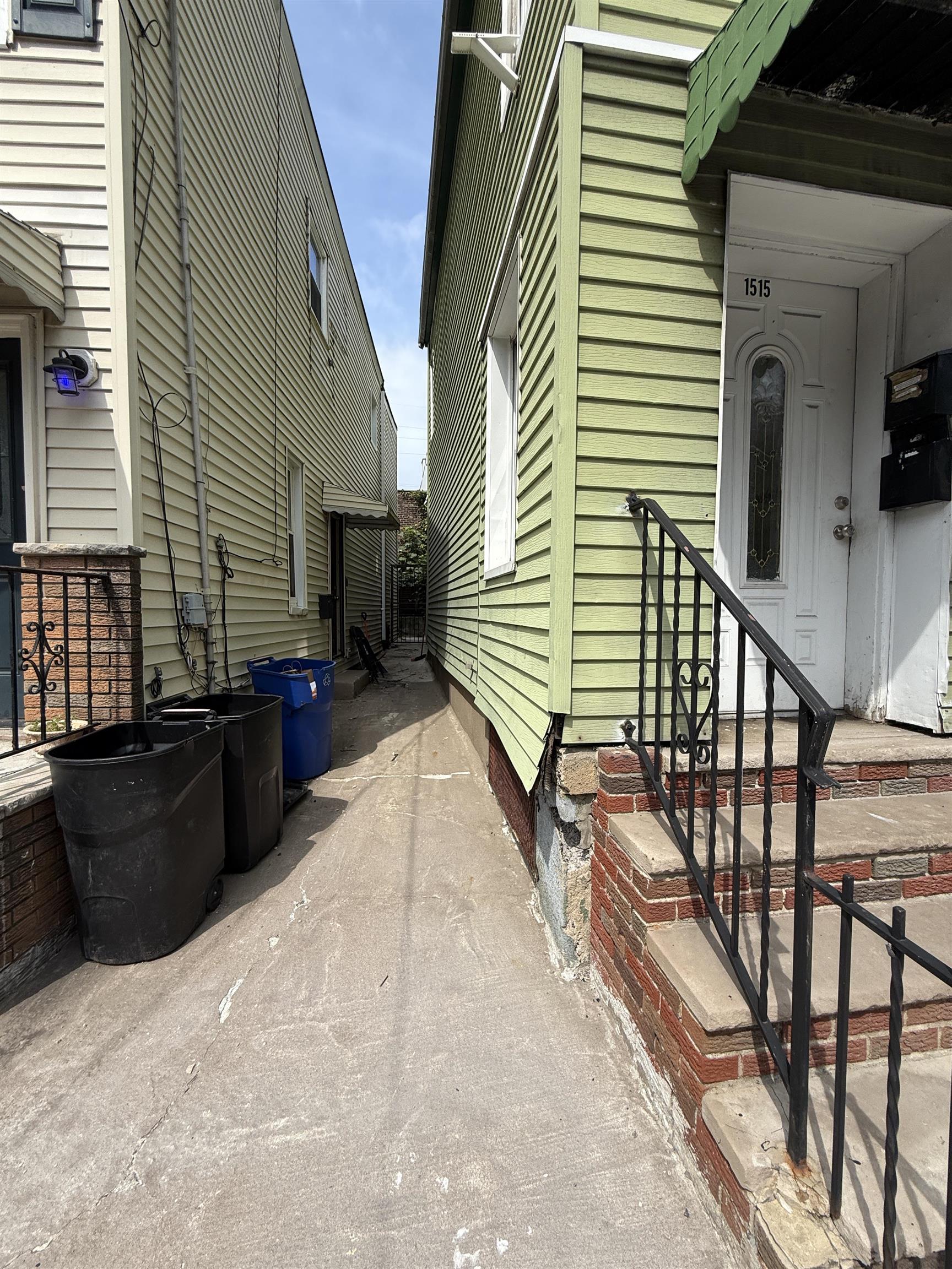 1515 MANHATTAN AVE