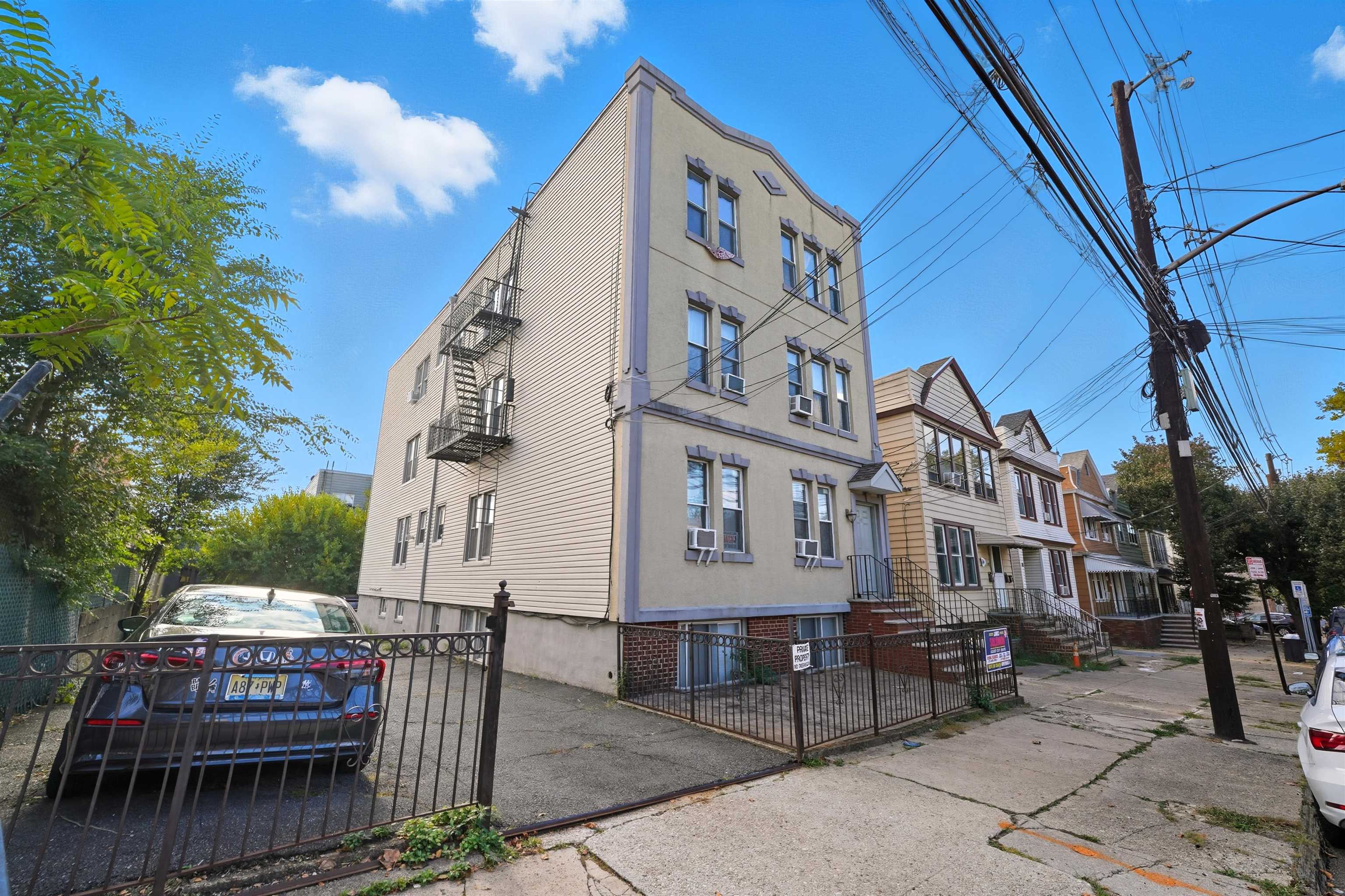 305 CATOR AVE #BSMT