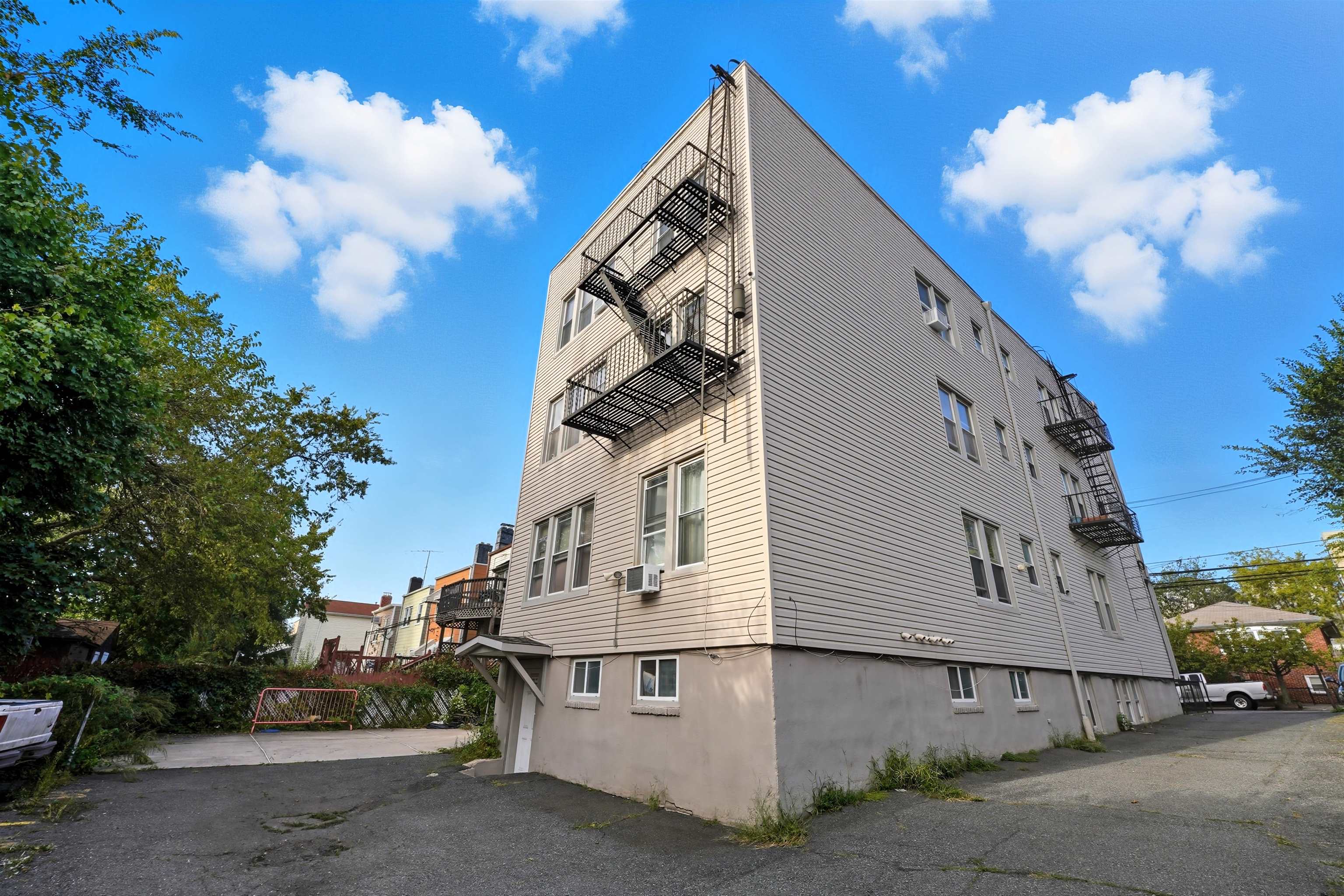 305 CATOR AVE #BSMT