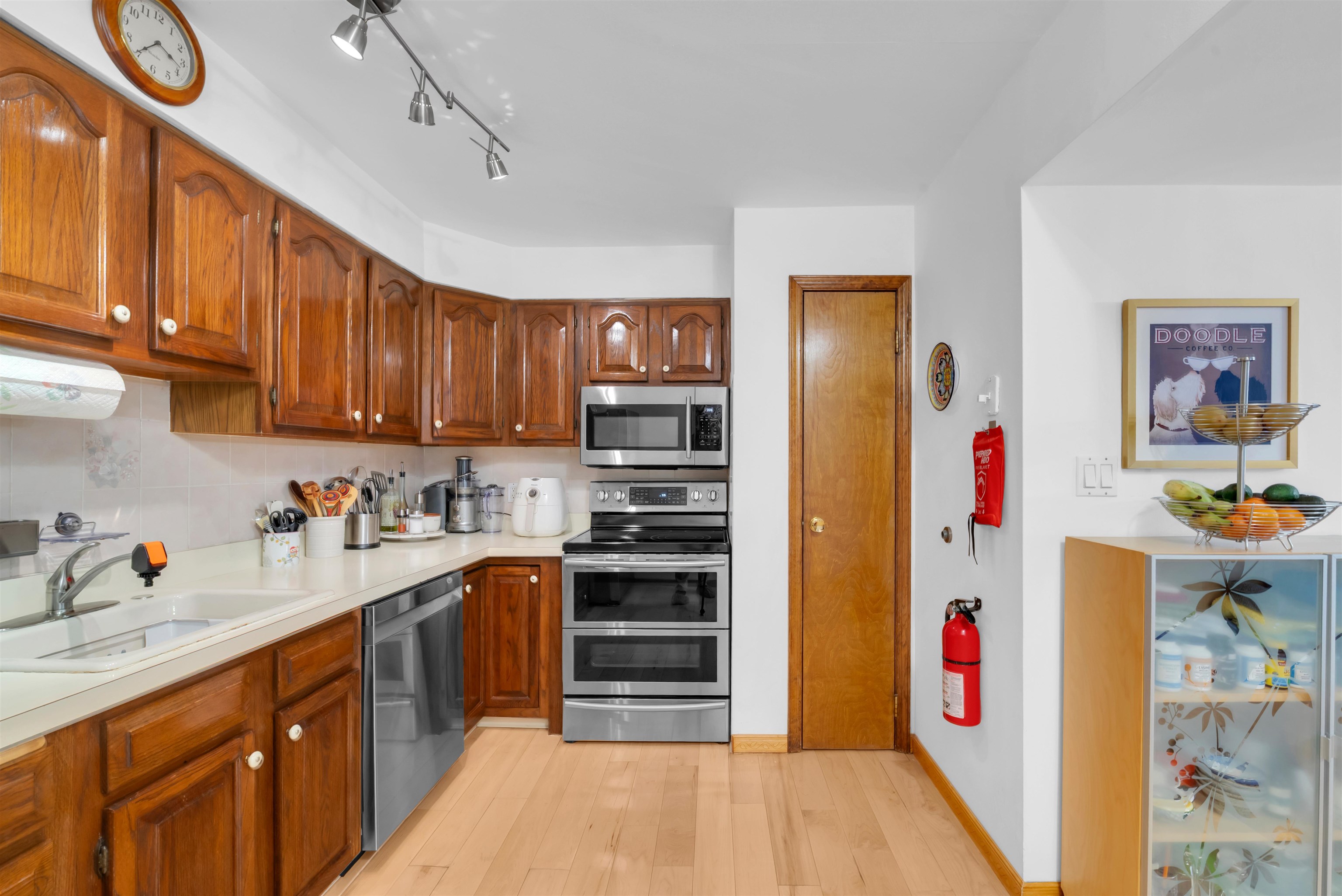 9249 KENNEDY BLVD - Photo 2