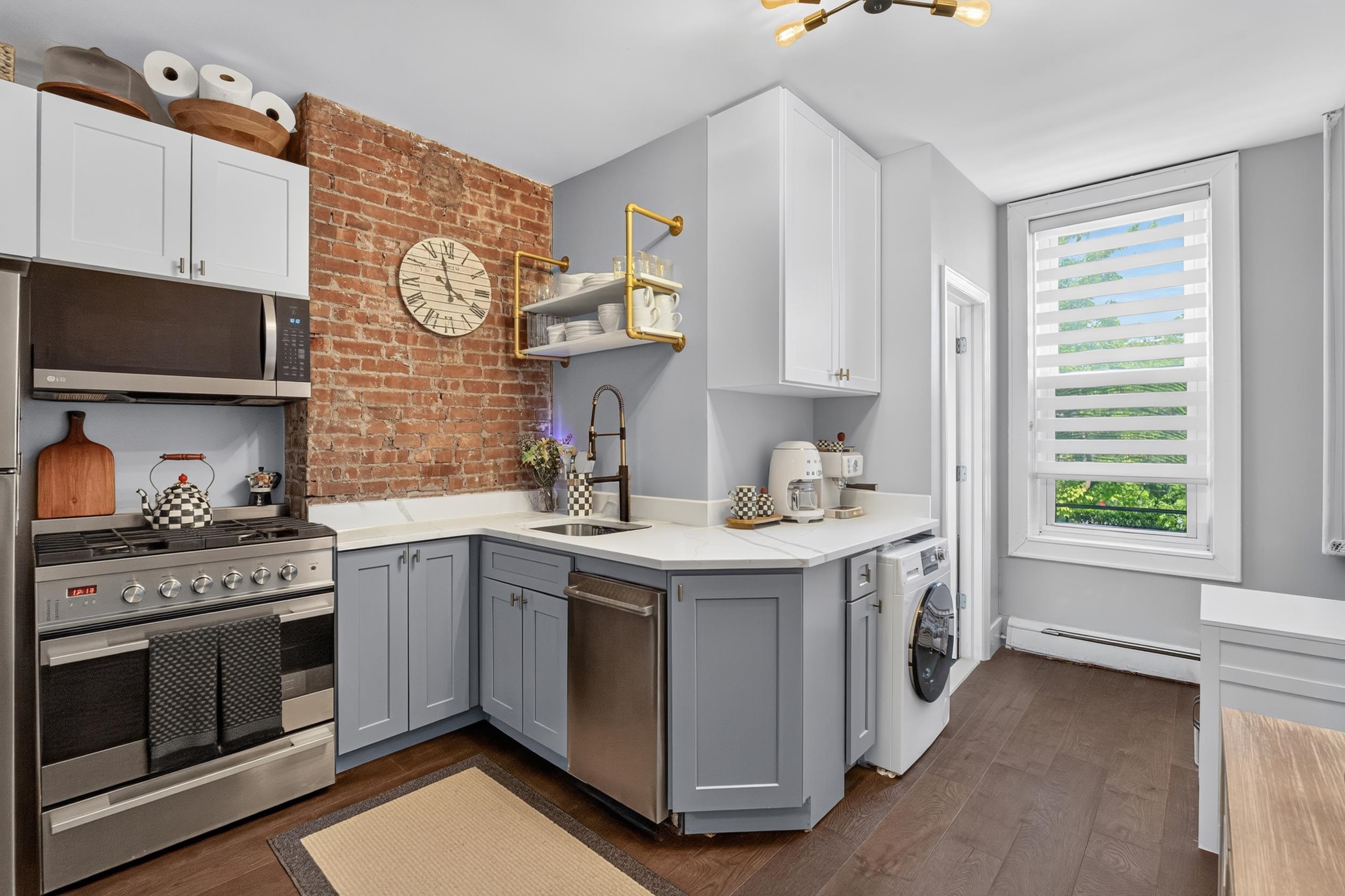 606 1ST ST - Photo 2