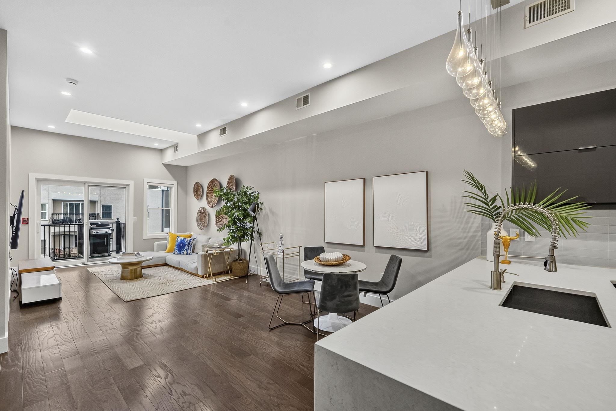 618 MADISON ST - Photo 2