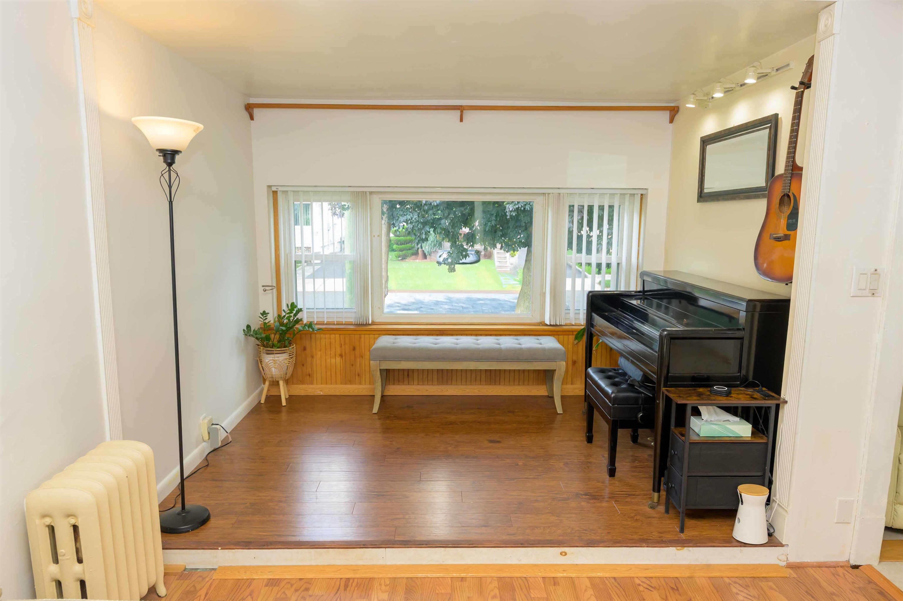 126 POST AVE - Photo 2