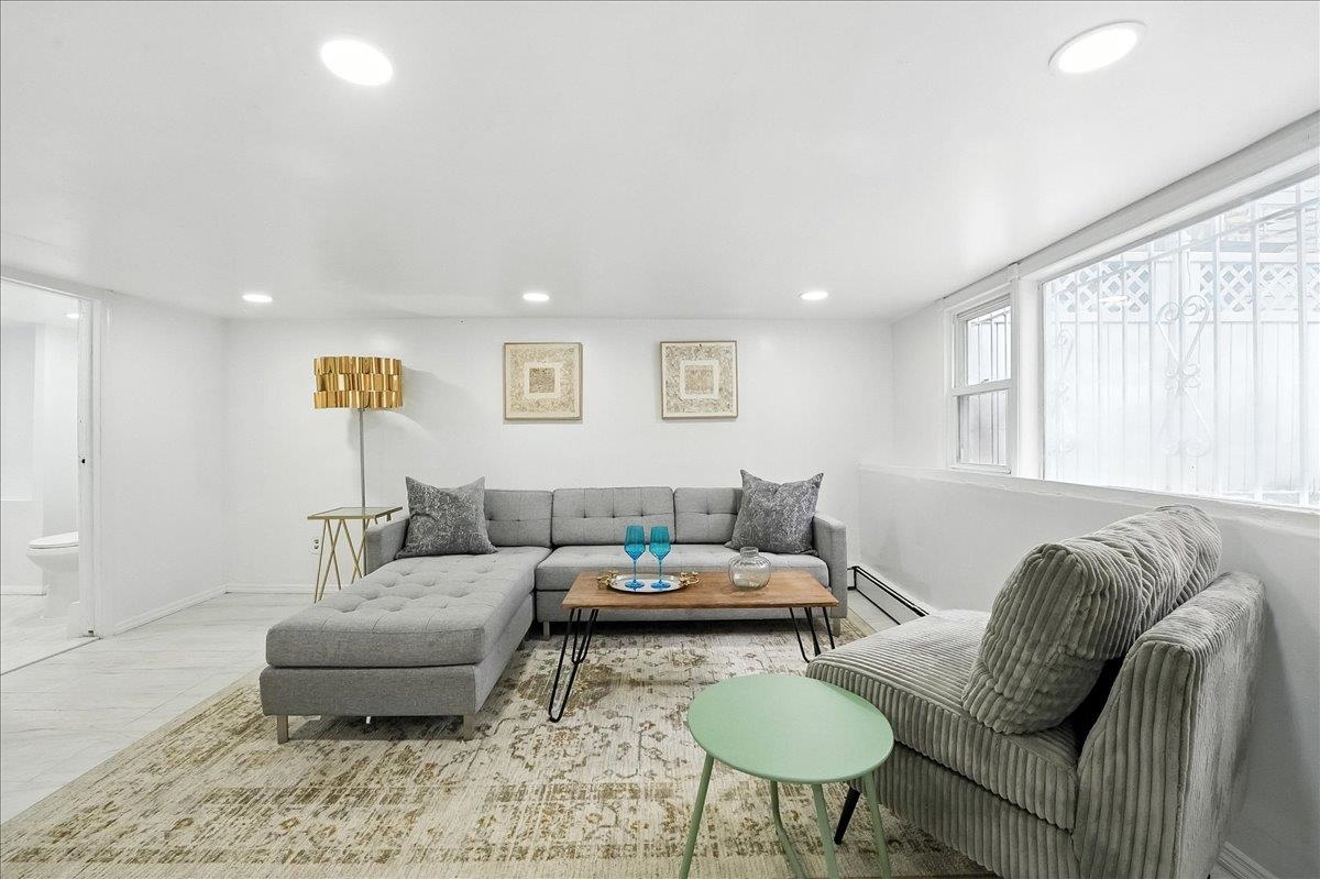 283 GRIFFITH ST - Photo 2