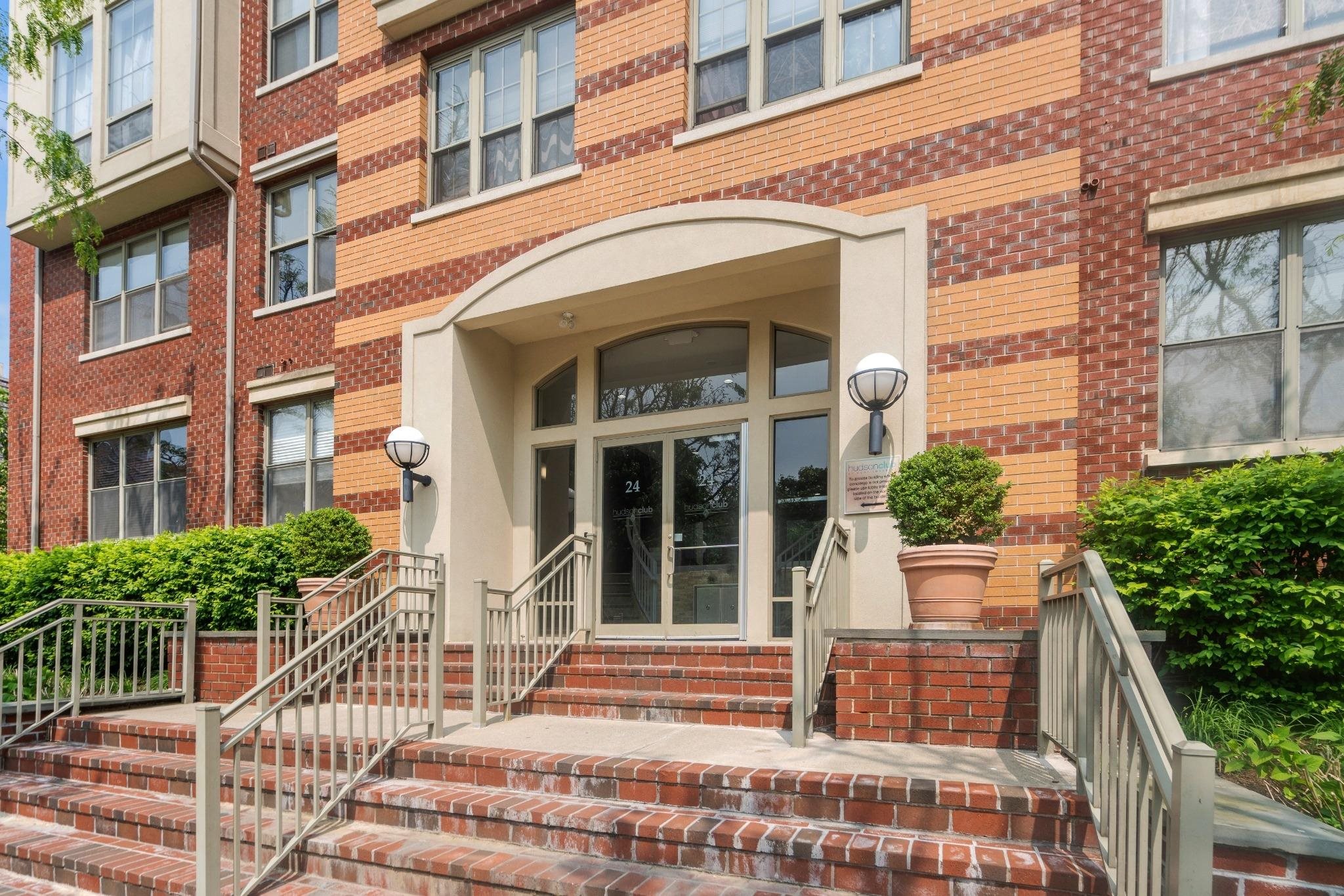 24 AVENUE AT PORT IMPERIAL - Photo 2