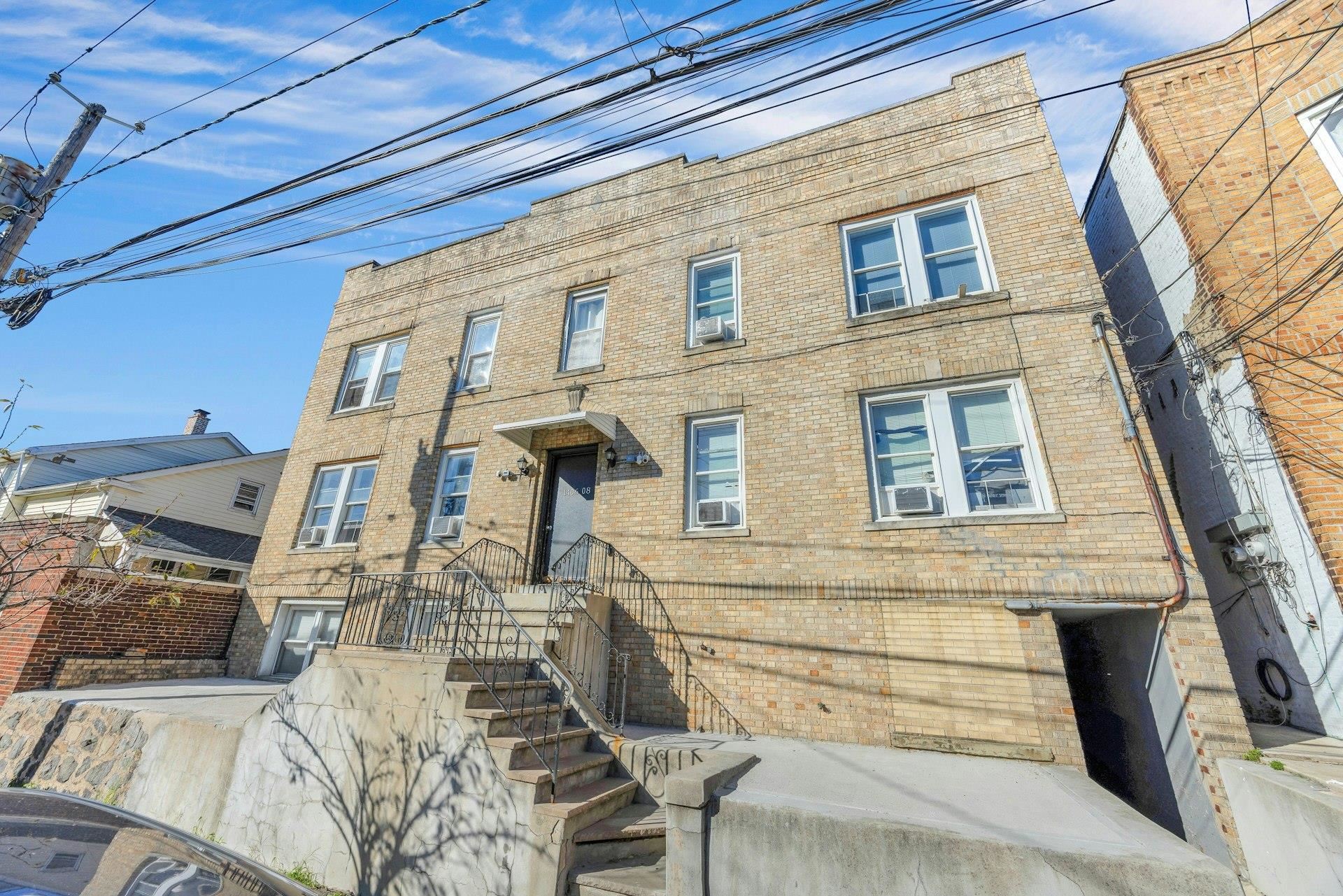1406 8TH ST - Photo 3