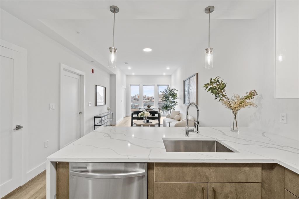 412 WHITON ST - Photo 4