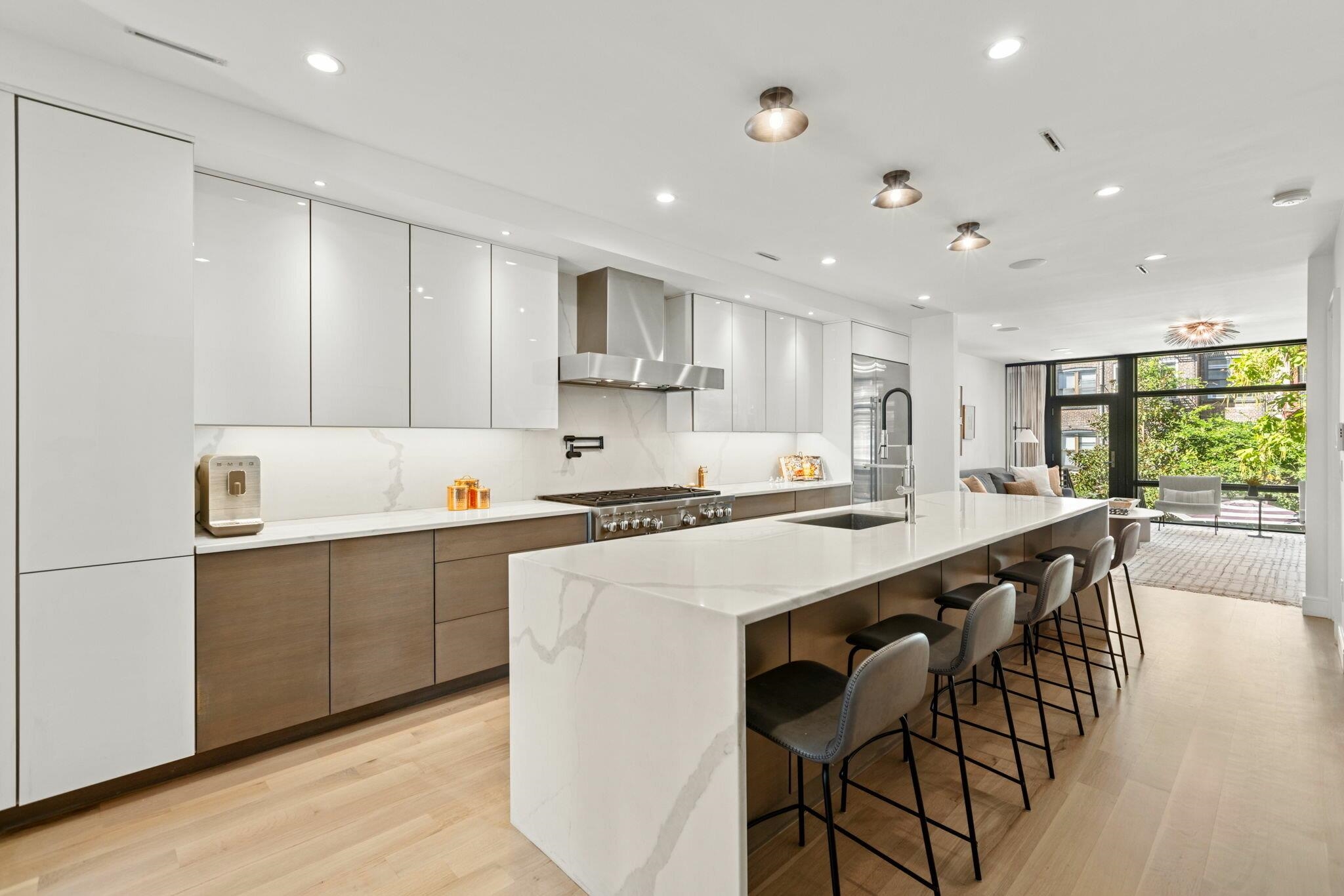 810 PARK AVE - Photo 3