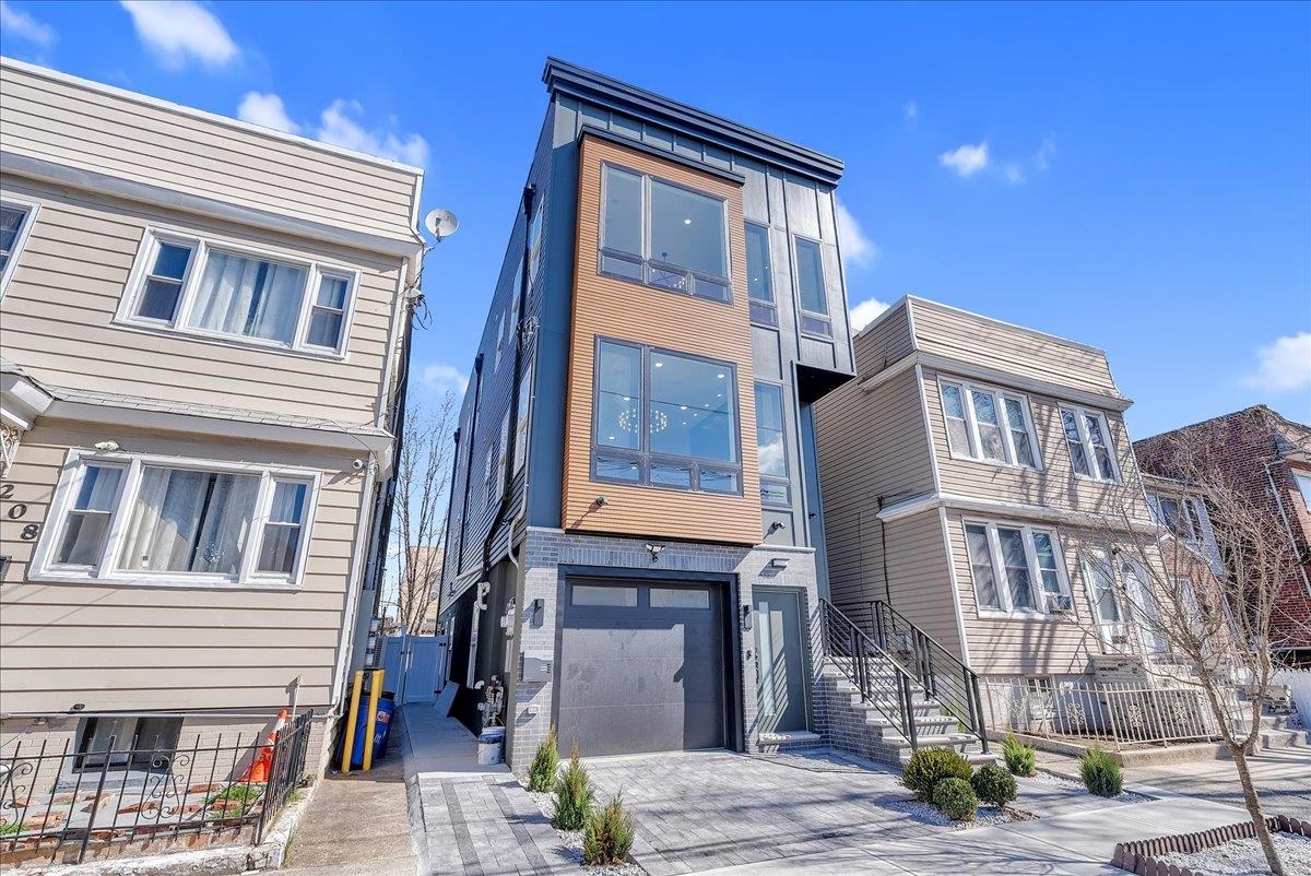 206 CLENDENNY AVE - Photo 2